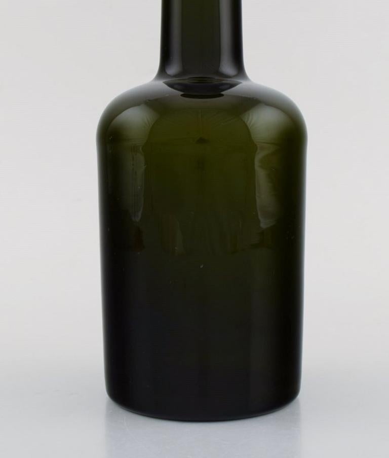 Otto Brauer für Holmegaard, Große Vase/Flasche aus grünem Kunstglas mit roter Kugel (Skandinavische Moderne) im Angebot