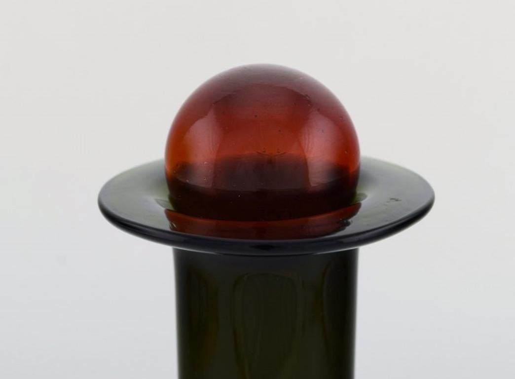 Otto Brauer für Holmegaard, Große Vase/Flasche aus grünem Kunstglas mit roter Kugel (Dänisch) im Angebot