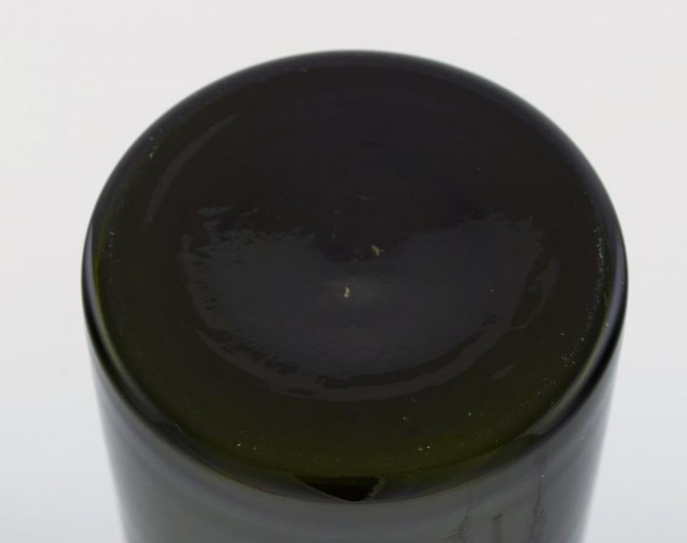 Otto Brauer für Holmegaard, Große Vase/Flasche aus grünem Kunstglas mit roter Kugel im Zustand „Hervorragend“ im Angebot in Copenhagen, DK