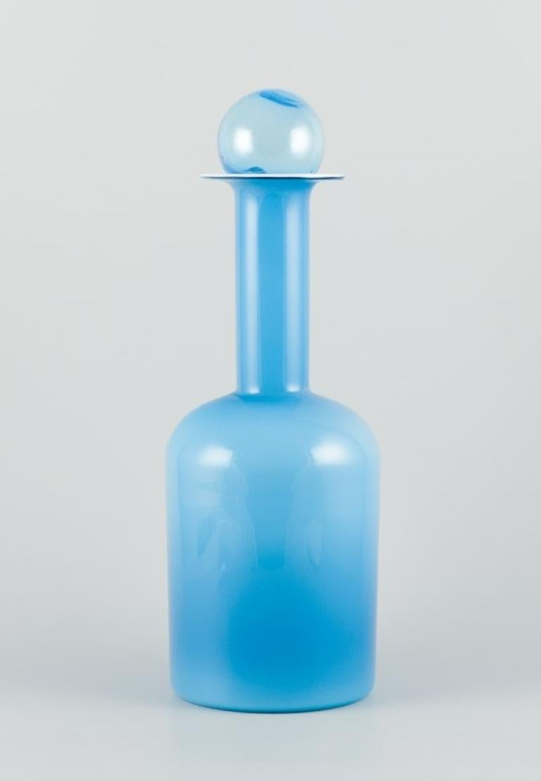 Otto Brauer für Holmegaard. Vase/Flasche aus türkisfarbenem mundgeblasenem Kunstglas mit hellblauer Kugel.
1960s.
In perfektem Zustand.
Abmessungen: H 43,0 cm. x T 15,0 cm. einschließlich Kugel.