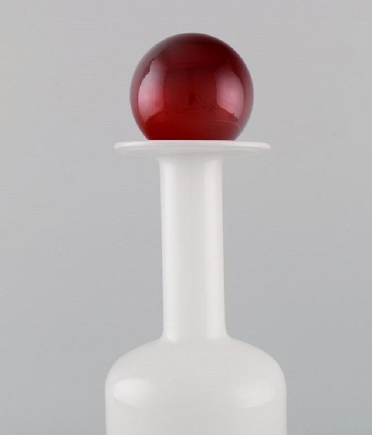 Otto Brauer for Holmegaard. Vase / bottle in white art glass with red ball. 1960s.
Measures: 36.5 x 12 cm (incl. Ball).
In perfect condition.