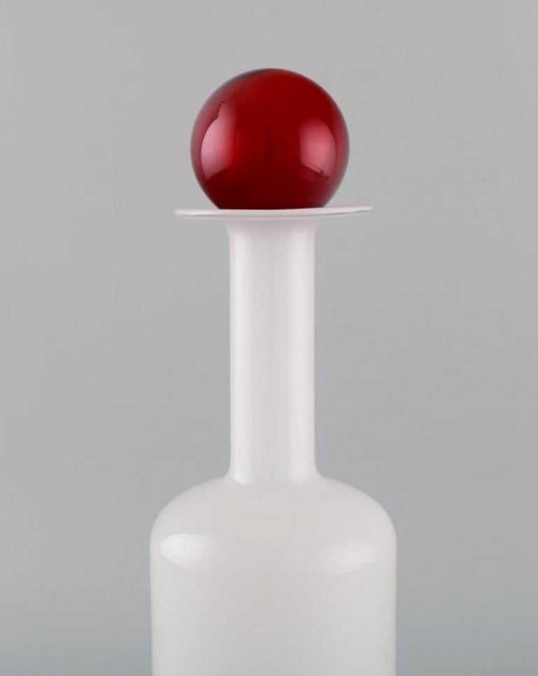 Otto Brauer für Holmegaard. 
Vase/Flasche aus weißem Kunstglas mit roter Kugel. 1960s.
Maße: 36,5 x 12 cm (inkl. Ball).
In perfektem Zustand.