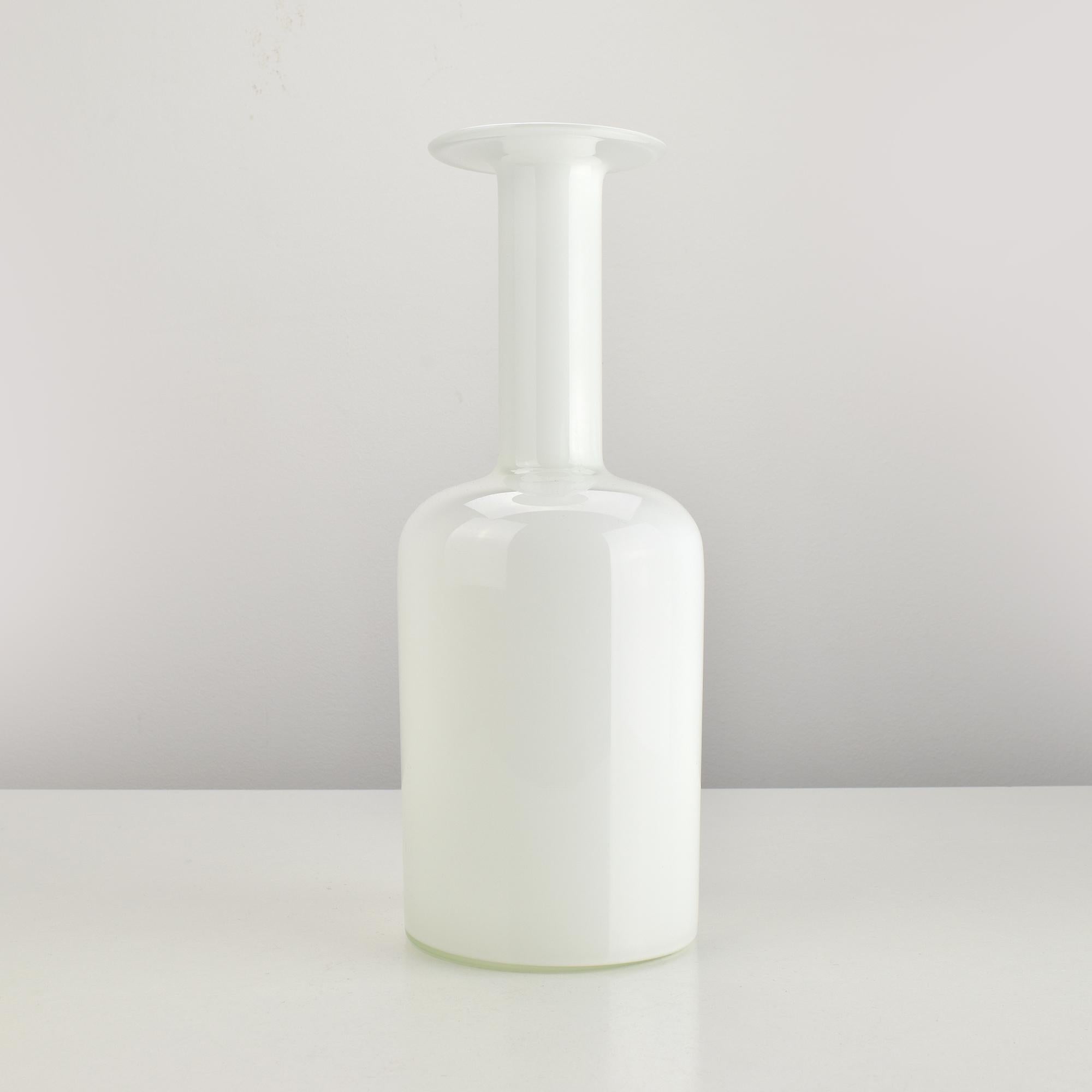 Otto Brauer für Holmegaard Vase aus weißem Überfangglas Gulvase Gul 1960er Jahre Dänemark (Moderne der Mitte des Jahrhunderts) im Angebot