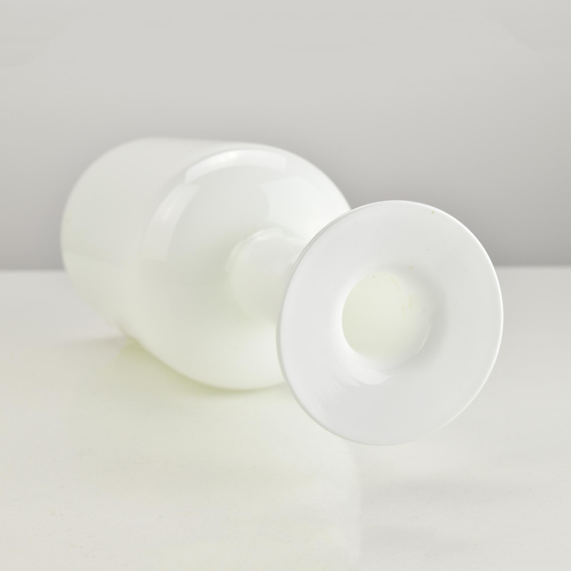 Otto Brauer für Holmegaard Vase aus weißem Überfangglas Gulvase Gul 1960er Jahre Dänemark (Dänisch) im Angebot
