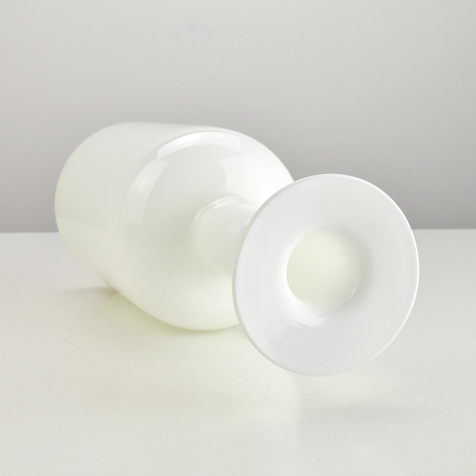 Otto Brauer für Holmegaard Vase aus weißem Überfangglas Gulvase Gul 1960er Jahre Dänemark (Handgefertigt) im Angebot