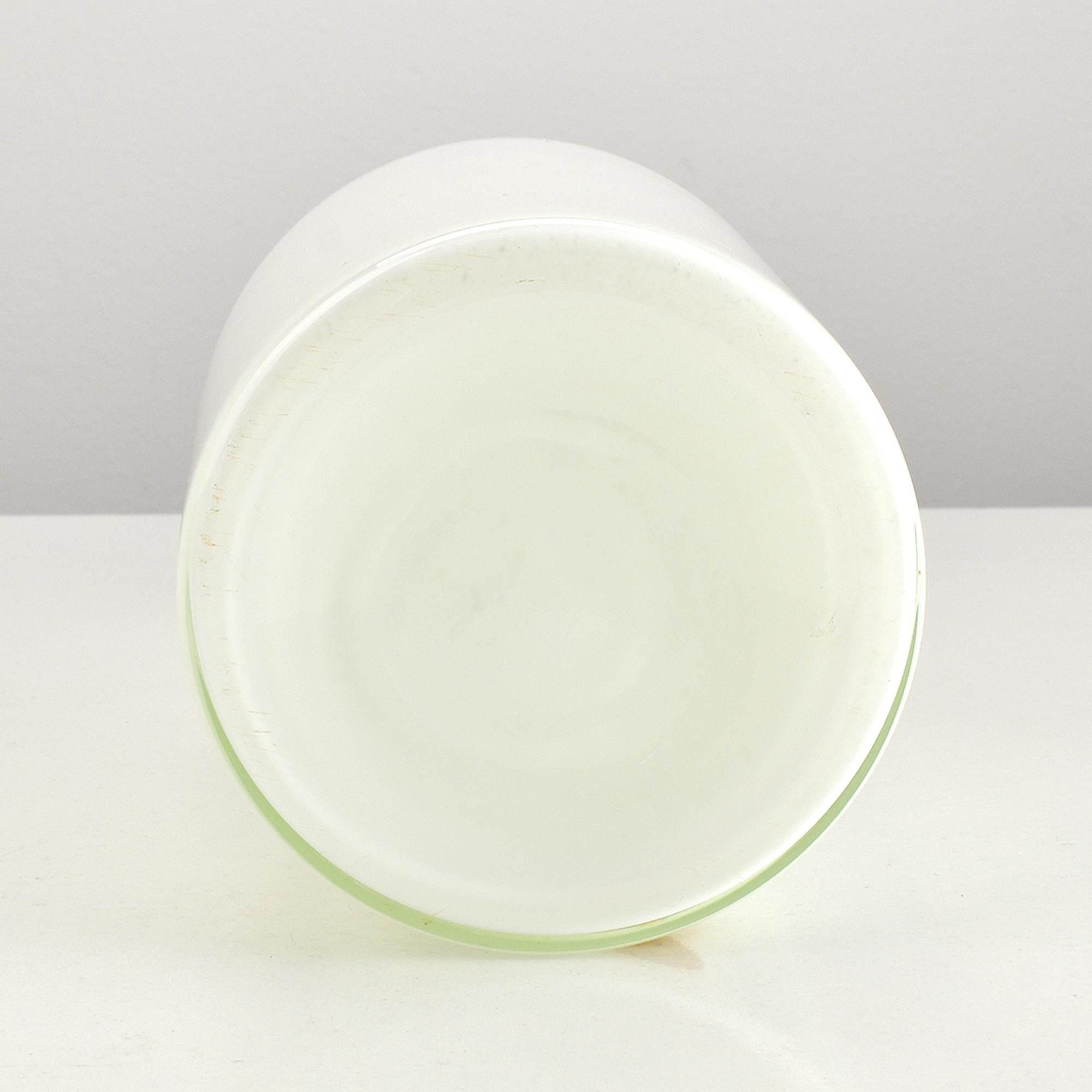 Otto Brauer für Holmegaard Vase aus weißem Überfangglas Gulvase Gul 1960er Jahre Dänemark im Zustand „Gut“ im Angebot in Bad Säckingen, DE