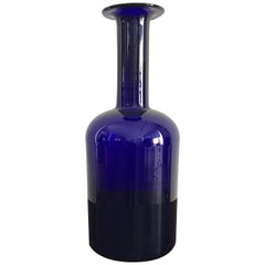 Vase bouteille en verre bleu scandinave Otto Brauer pour Holmegaard:: années 1960