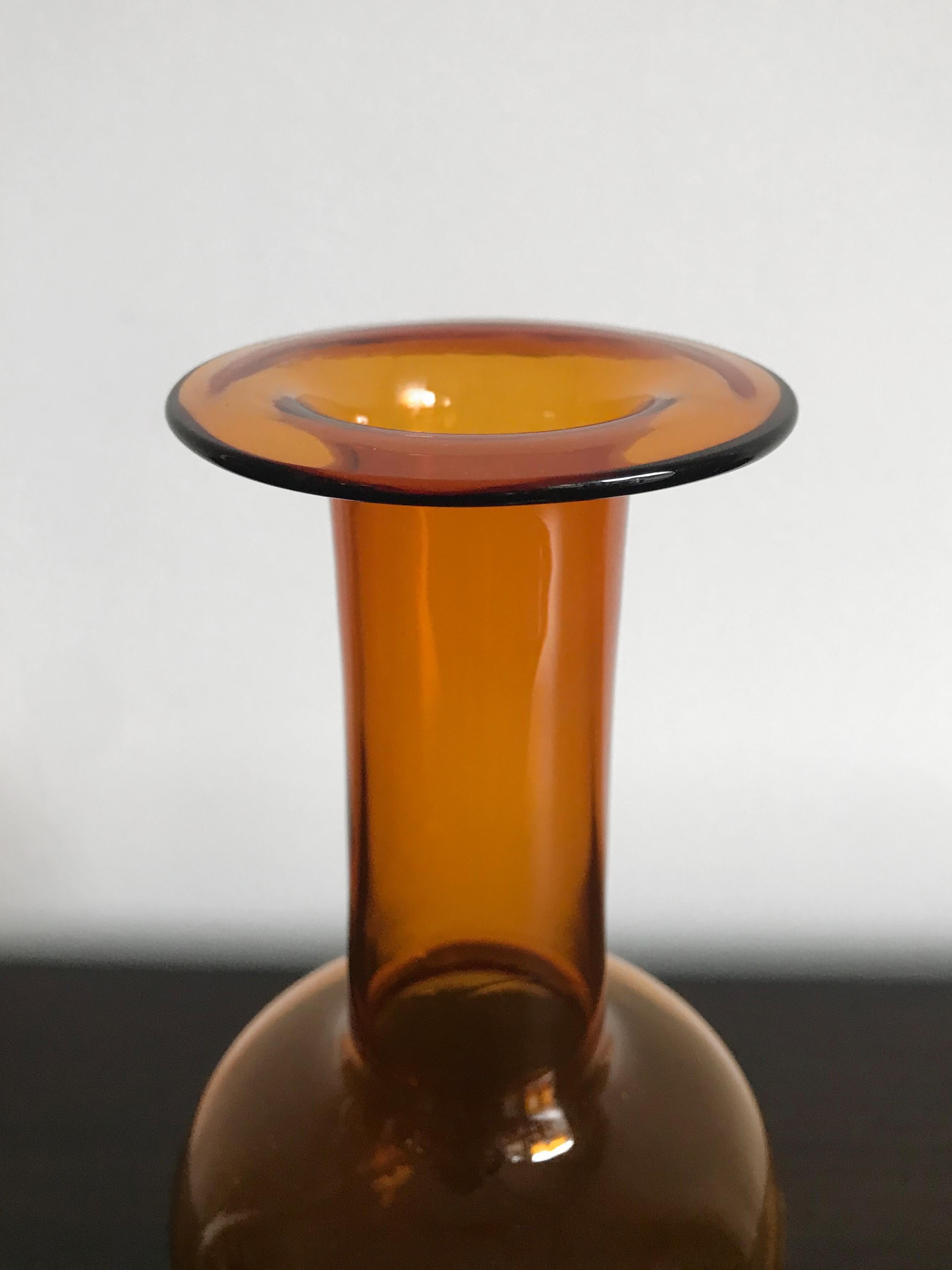 Skandinavische Flasche oder Vase aus gelbem Glas, entworfen von Otto Brauer für Holmegaard, hergestellt in Dänemark in den 1960er Jahren.

Bitte beachten Sie, dass es sich bei der Vase um ein Original aus der damaligen Zeit handelt, das normale