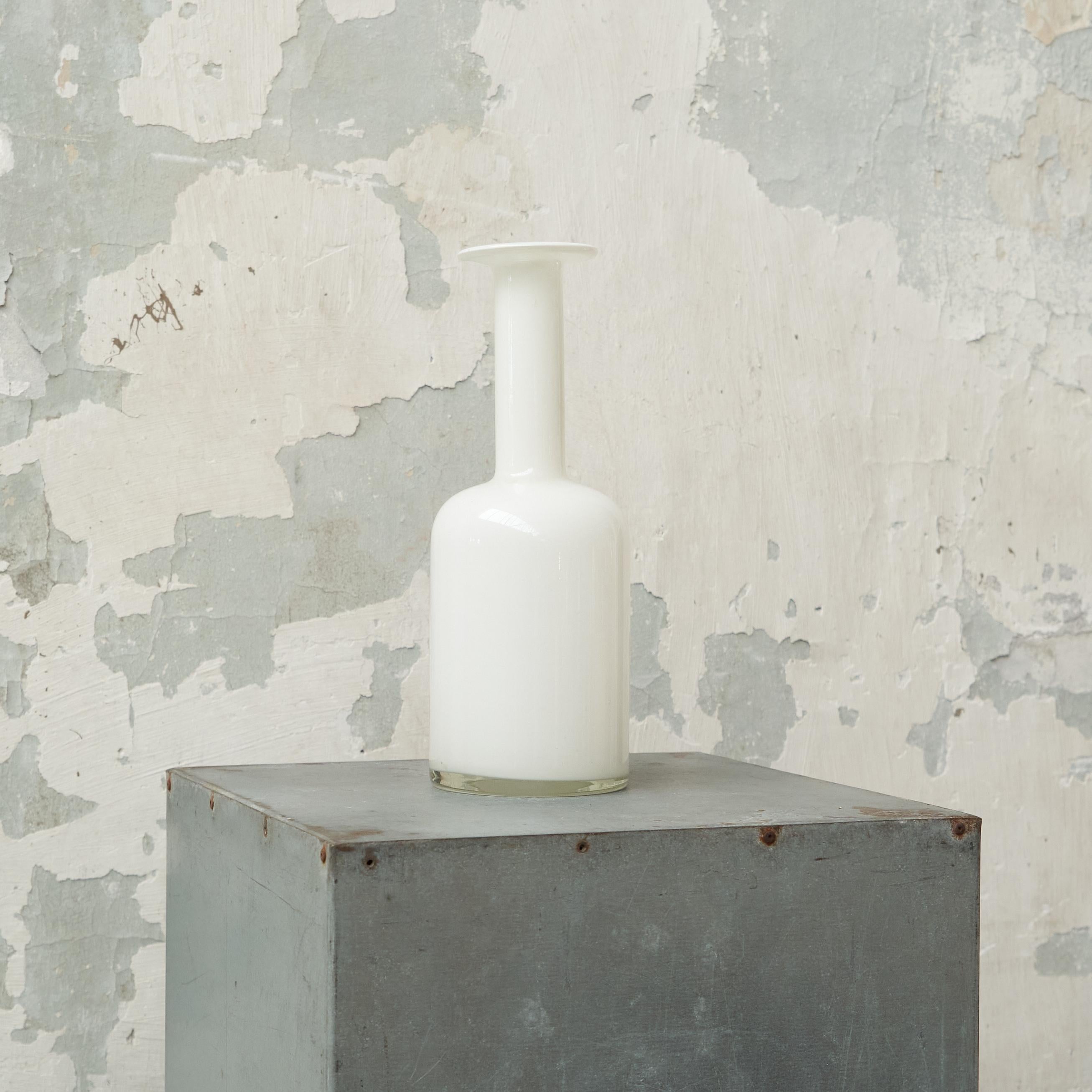 Vaso in vetro artistico opalino bianco di Otto Brauer per Holmegaard, anni '60.

Bellissimo vaso in vetro artistico dal design senza tempo di Otto Brauer per Holmegaard Danimarca. Un design sottile e senza tempo. 

Viene fornito in ottime