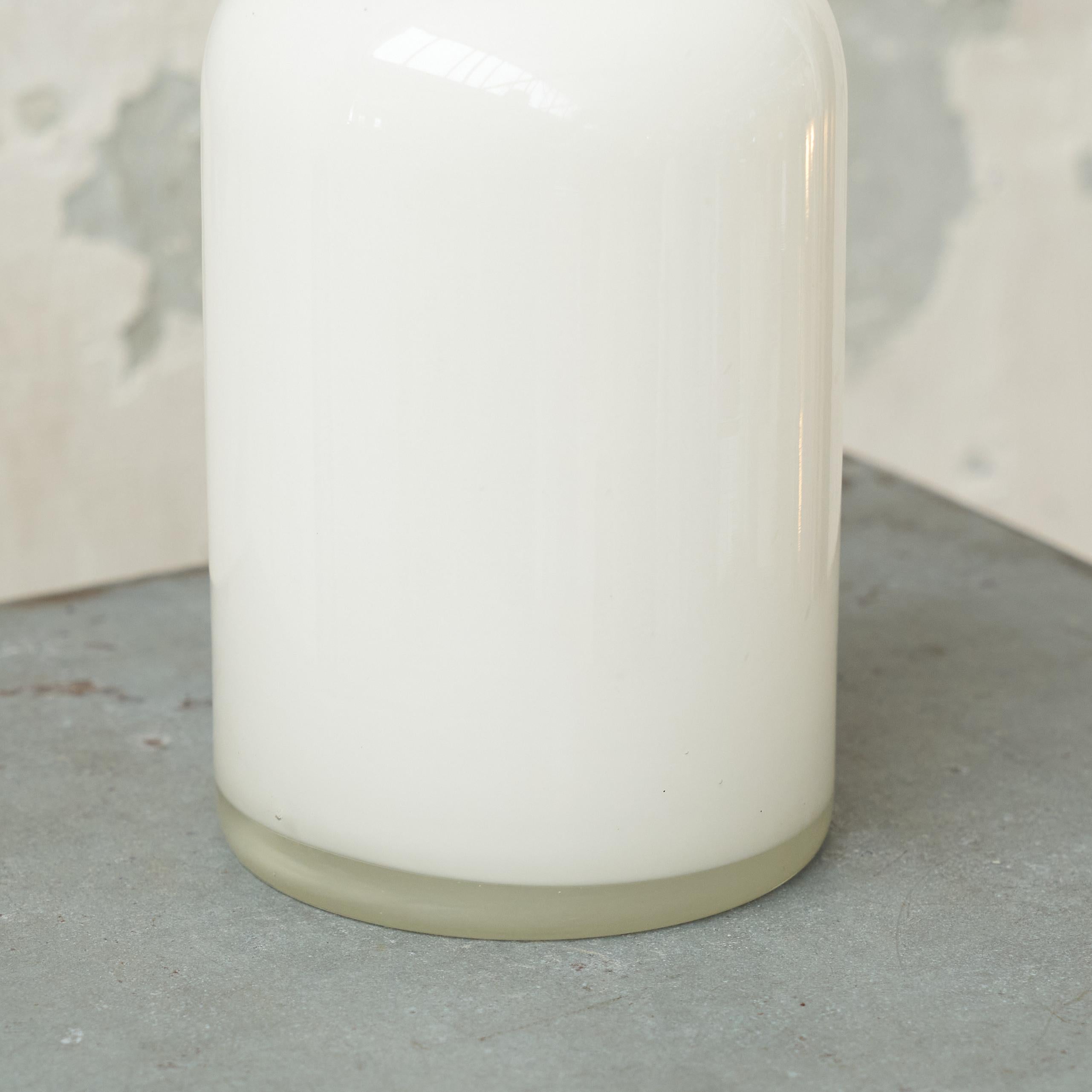 Mid-Century moderno Otto Brauer Vaso in vetro artistico opalino bianco per Holmegaard 1960s in vendita