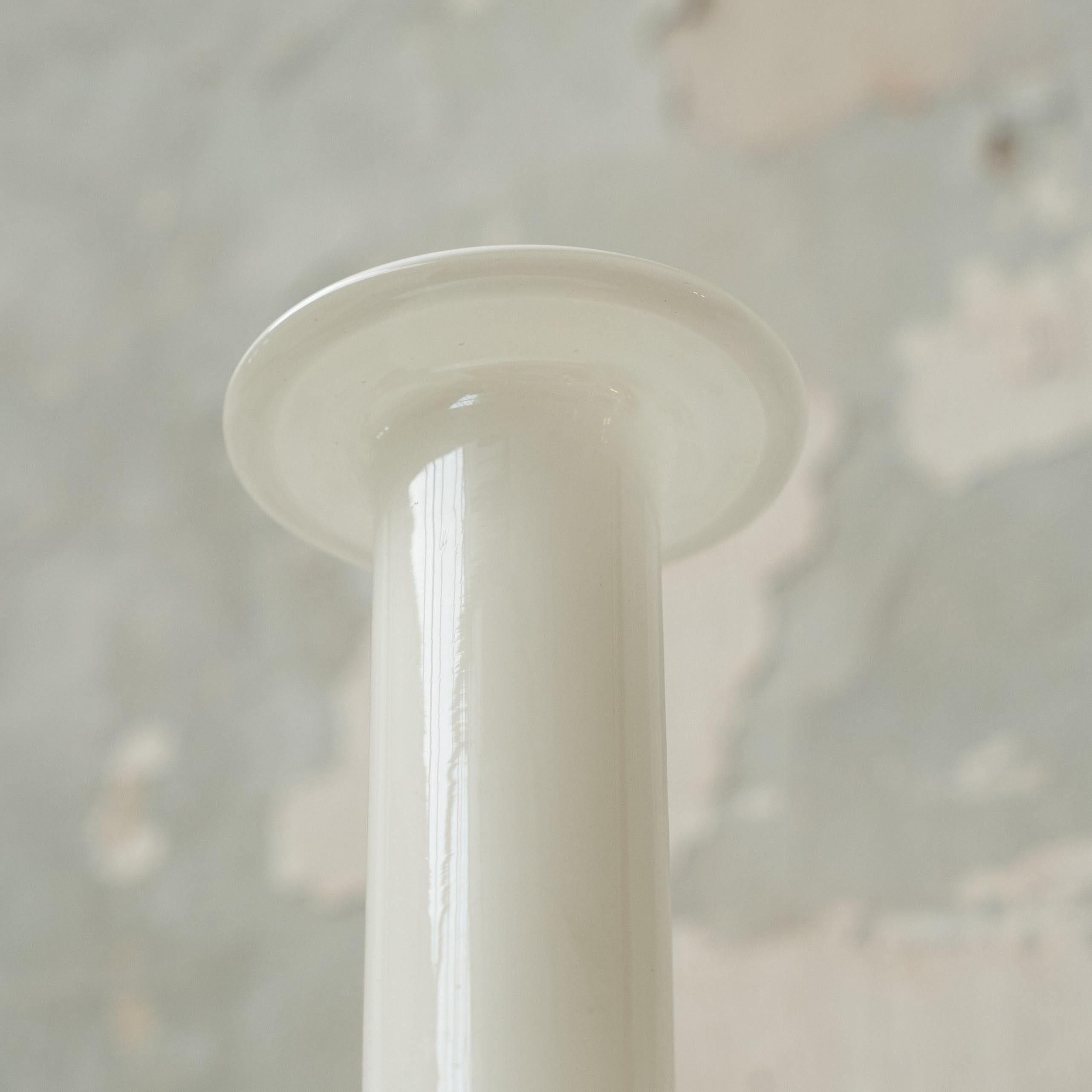 Fatto a mano Otto Brauer Vaso in vetro artistico opalino bianco per Holmegaard 1960s in vendita