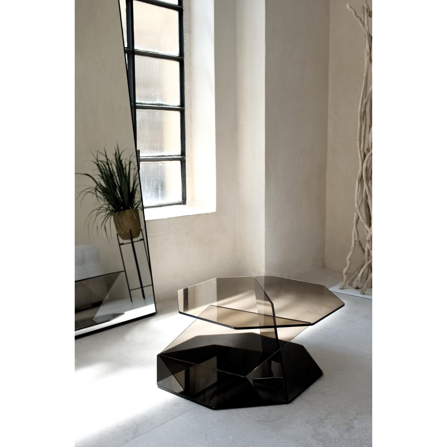 Tavolino Otto Bronze 70 di VUUN ITALIA
Dimensioni: D 75 x L 80 x H 30 cm. 
Materiali: Vetro bronzo con base laccata posteriore effetto bronzo.

Disponibile in diverse dimensioni e finiture. Contattateci.

L'enigma della luce pura
Dinamico,