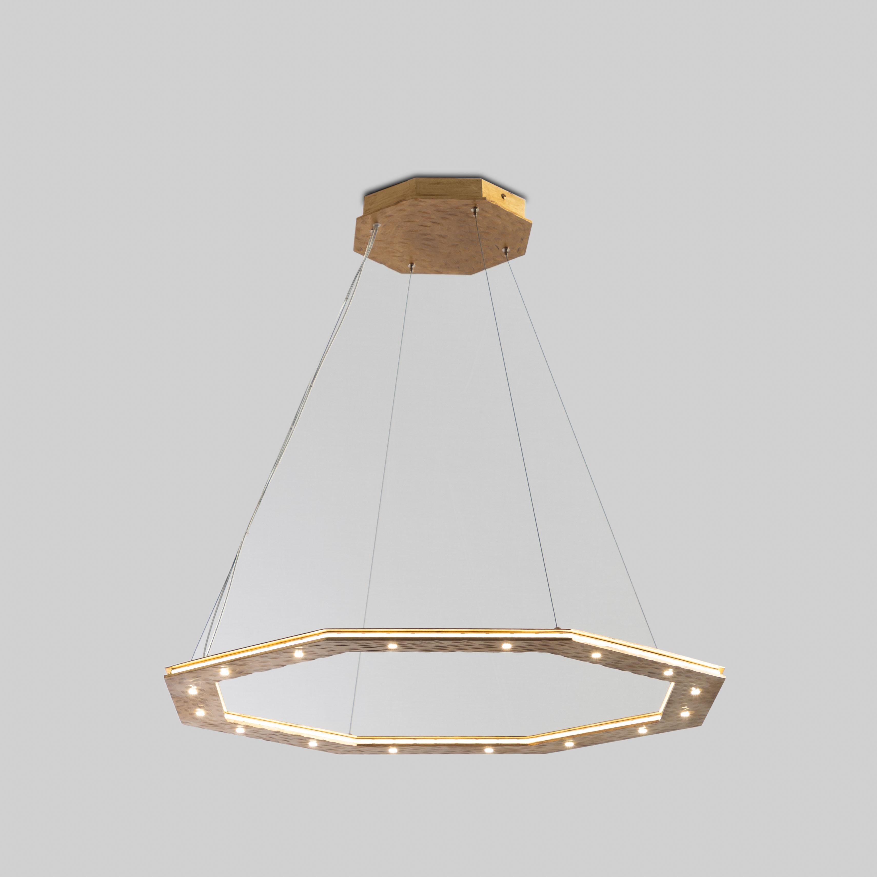 Lampada da parete Otto, 21662, di Stillux Illuminazione
Dimensioni: D 86 x H 2 cm.
Materiali: Acciaio, ferro, foglia d'oro.

Disponibile in foglia d'oro, foglia d'argento, foglia d'oro anticato, argento anticato, nero velluto, cromo o oro ombra.