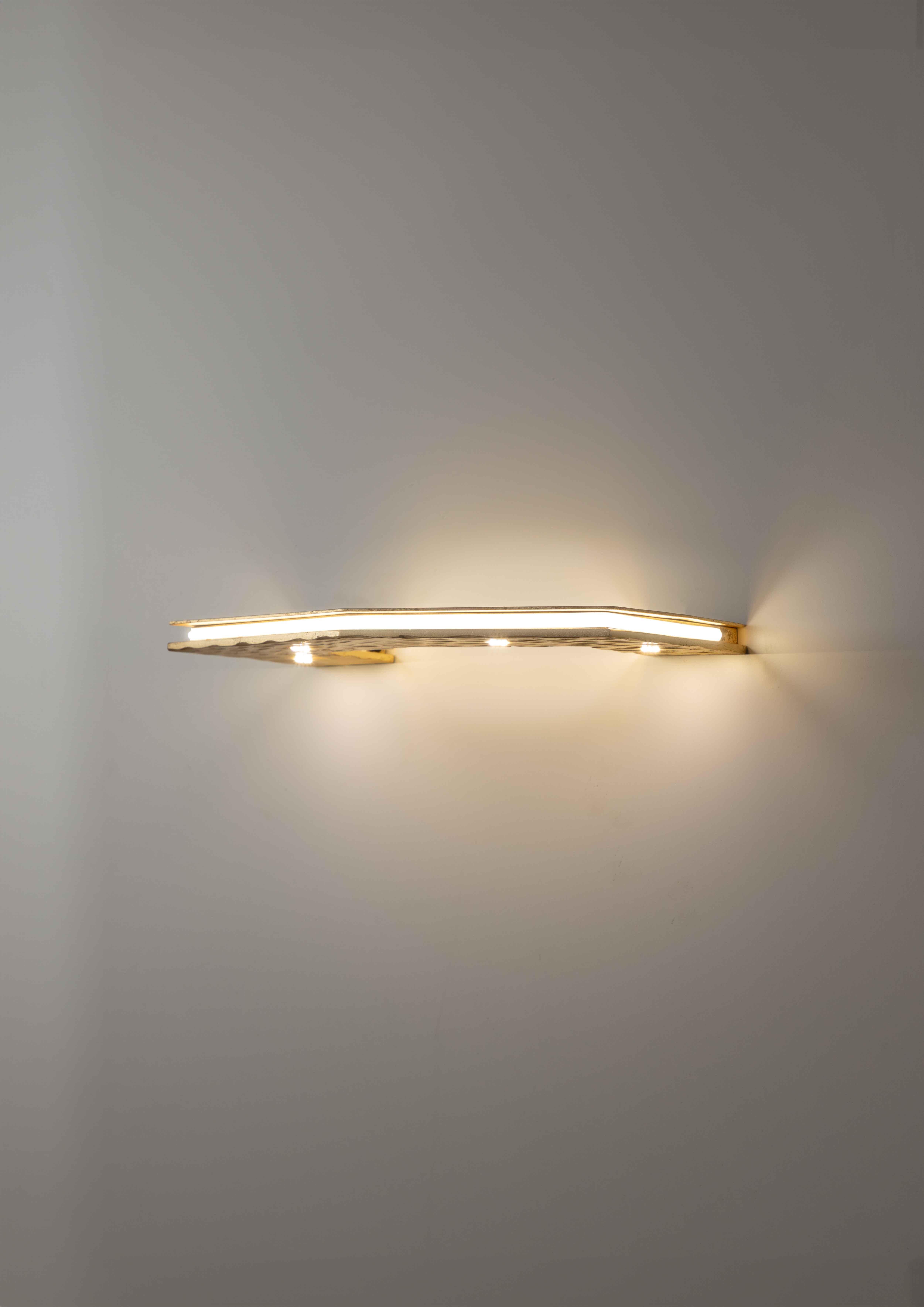 Lampada da soffitto Otto, 21665, di Stillux Illuminazione
Dimensioni: D 15,5 x L 33 x H 2 cm.
Materiali: Acciaio, ferro, foglia d'oro.

Disponibile in foglia d'oro, foglia d'argento, foglia d'oro anticato, argento anticato, nero velluto, cromo o oro