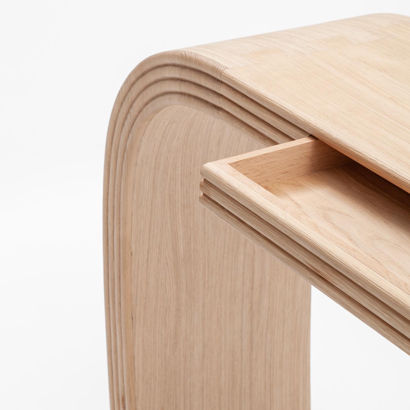 Mezcla sublime de técnica avanzada y estética minimalista, la Consola Otto pondrá un acento audaz y singular a un interior contemporáneo. Presume de curvas y líneas sencillas, que añaden elegancia a su peculiar diseño, y de un cajón central que
