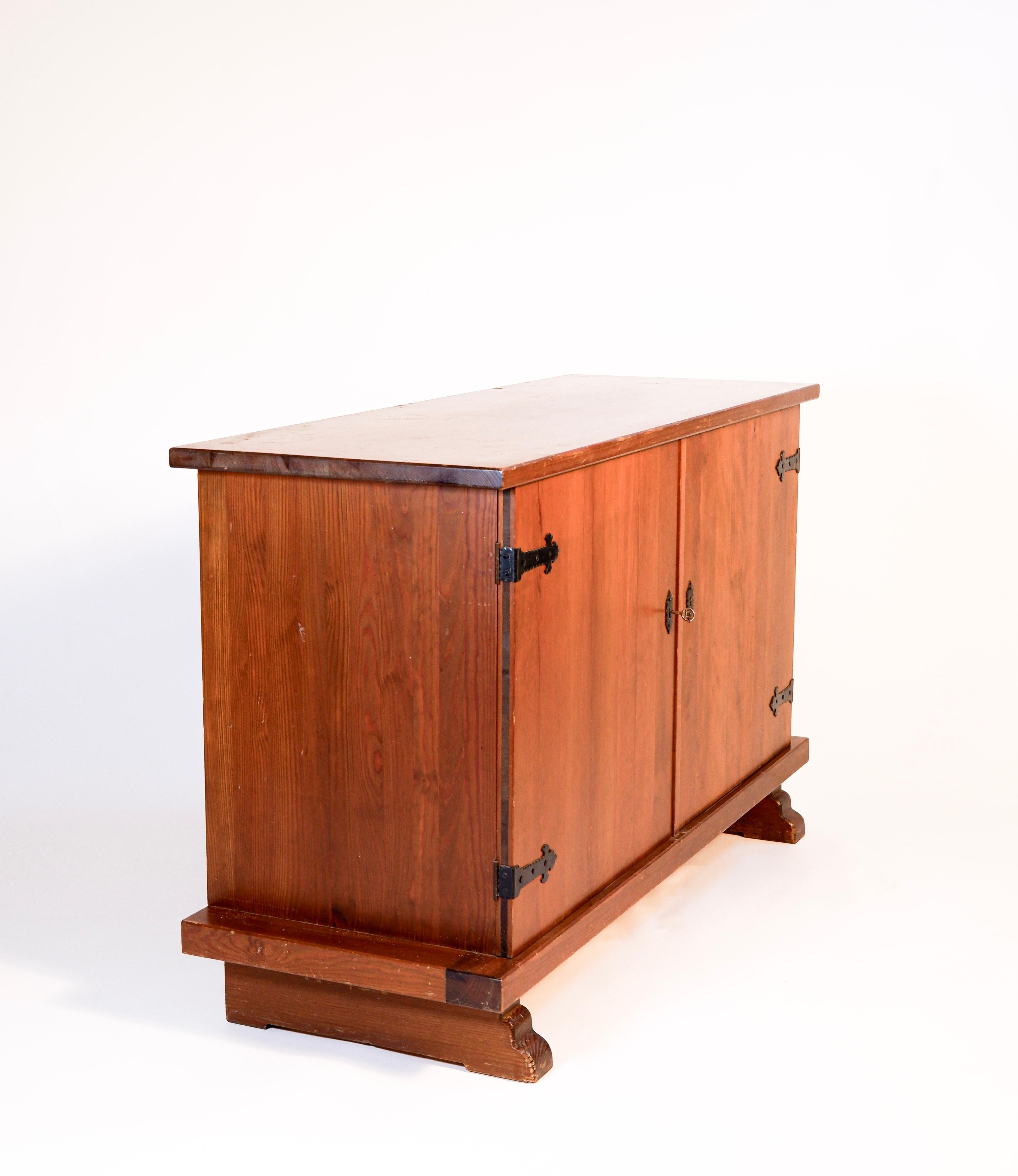 Buffet Otto CIRCA en pin avec détails en fer sur les portes et pieds typiquement suédois, vers 1940. Ces meubles ont été fabriqués par Aby Mobelfrik et peuvent être apparentés au style d'Axel Einar Hjorth. Ces meubles ont été fabriqués dans les