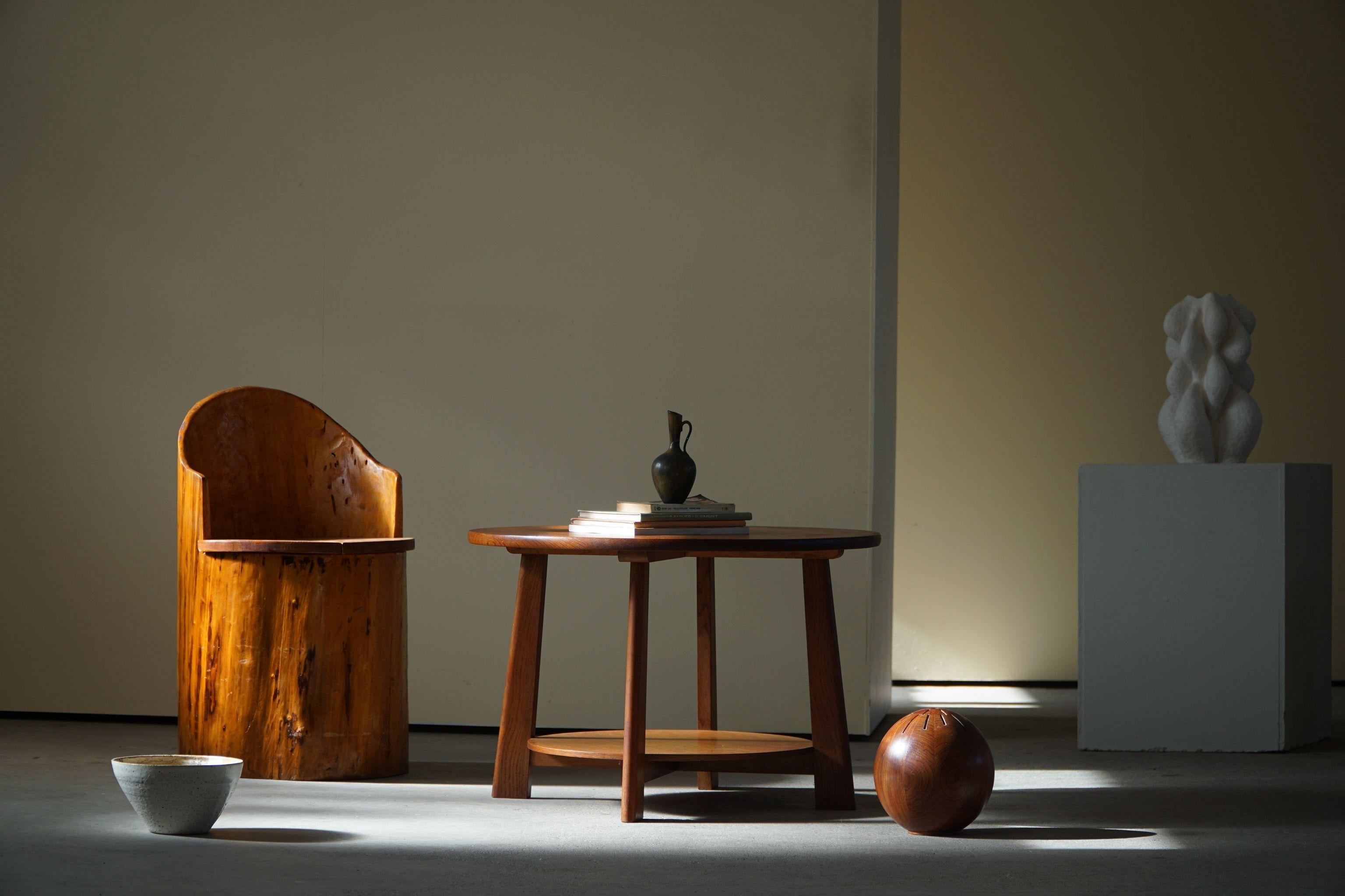 Rare round side table / coffee table in oak with beautiful carved legs.
Designed by Otto Færge and crafted in the 1940s-1950s. 
This piece is in a good vintage condition. Traces of wear.

A fine classic object that fits in many interior styles.