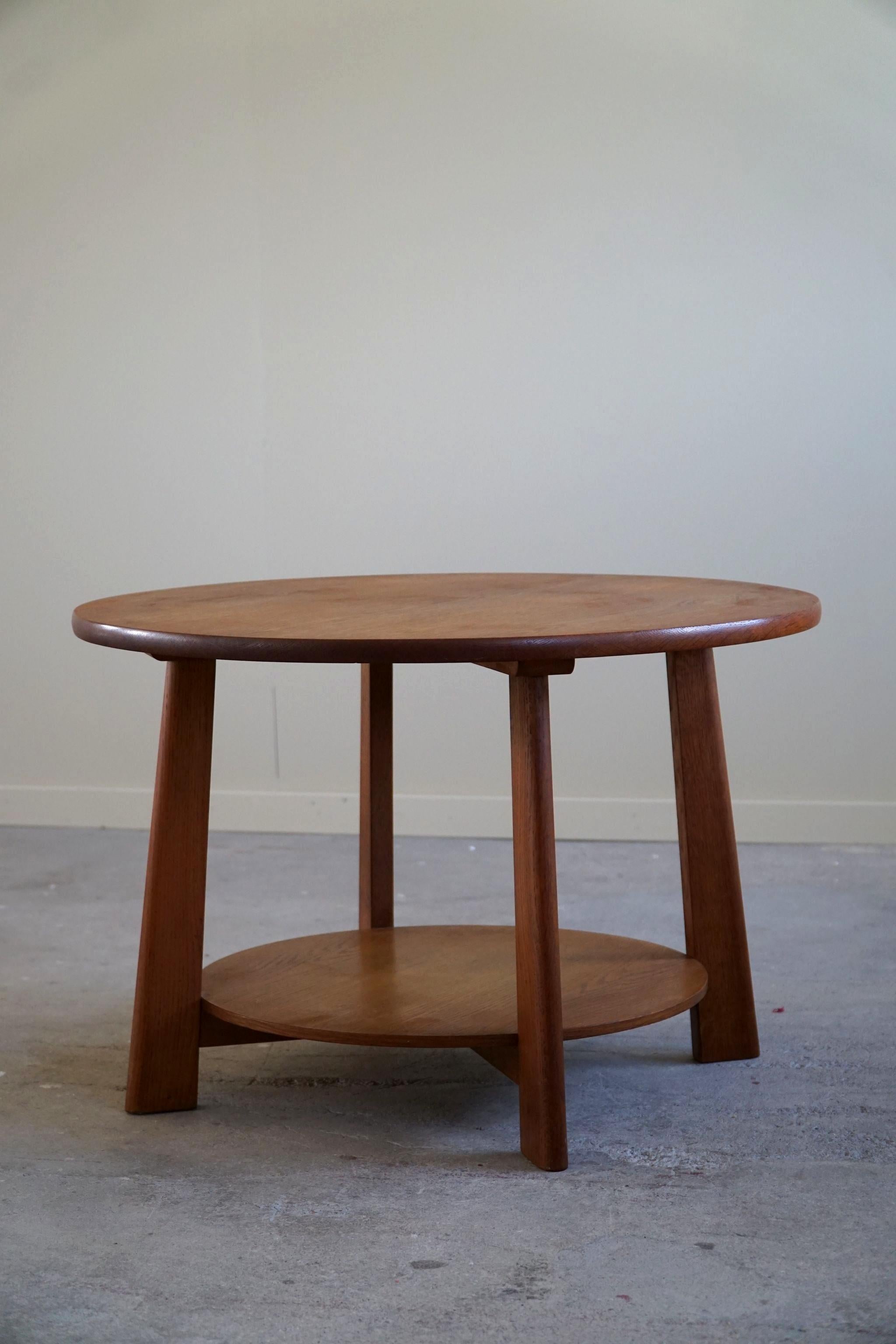 Otto Færge, Classic Round Side Table in Oak, Danish Modern, Made in 1940s In Good Condition In Odense, DK