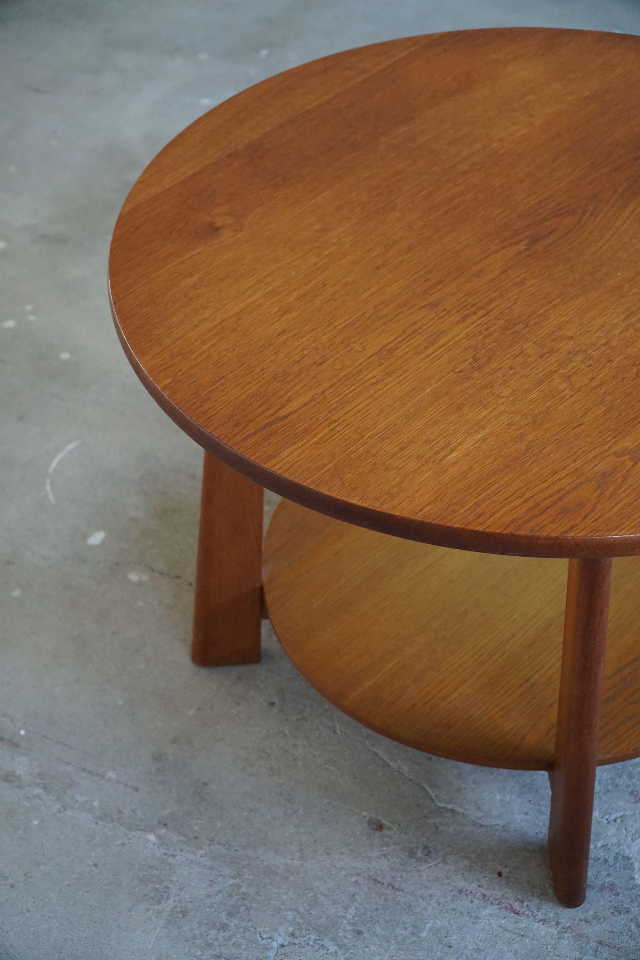 20th Century Otto Færge, Classic Round Side Table in Oak, Danish Modern, Made in 1940s