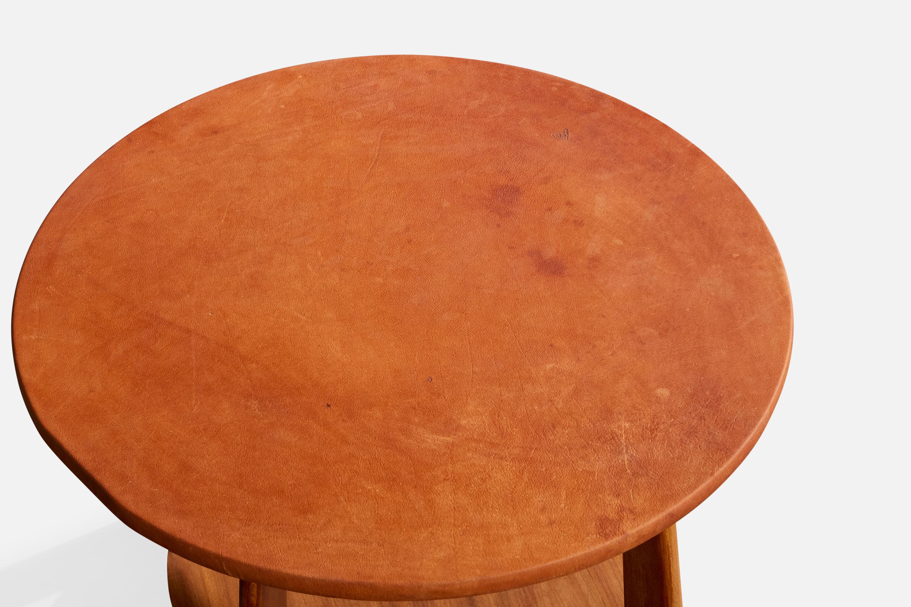 Otto Færge, Mesa baja, Roble, Cuero, Dinamarca, años 40 en Bastante bueno estado para la venta en High Point, NC