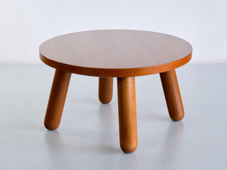 This very rare low table was designed and made by the cabinetmaker Otto Færge in Denmark in the 1940s. The round table with a top made of veneered oak wood, displaying a distinct and attractive wood grain. The slightly outwarding bending club shaped