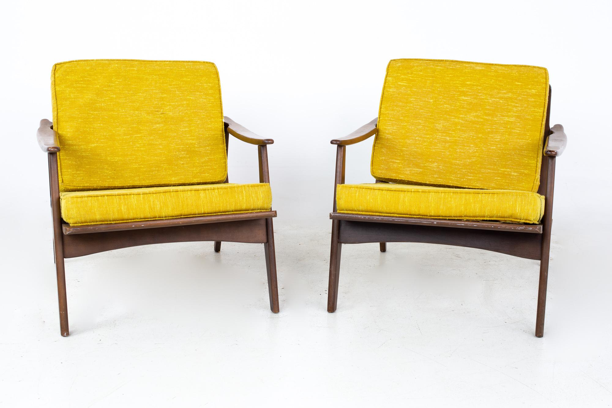 Otto Gerdau mid century Italian walnut lounge chairs - a pair

Each chair measures: 25 wide x 31 deep x 29 high, with a seat height of 13.5 inches and arm height/chair clearance of 20.25 inches

All pieces of furniture can be had in what we call