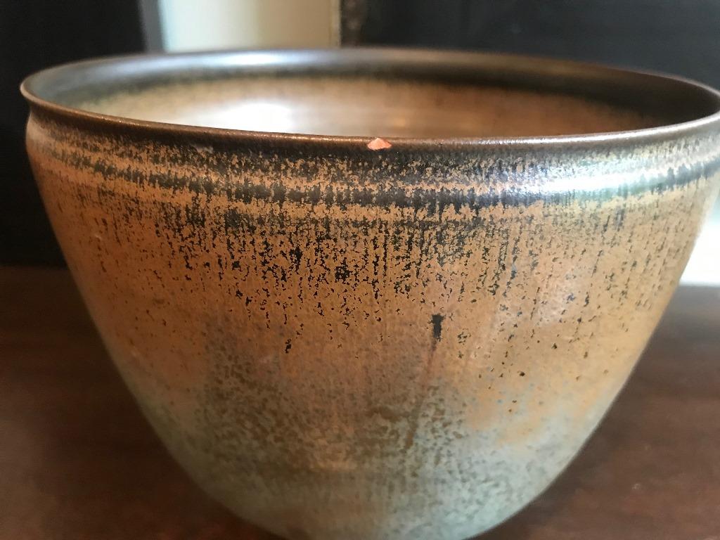 Otto & Gertrud Natzler Green Brown Glazed Mid-Century Large Footed Bowl Vase In Good Condition For Sale In Studio City, CA