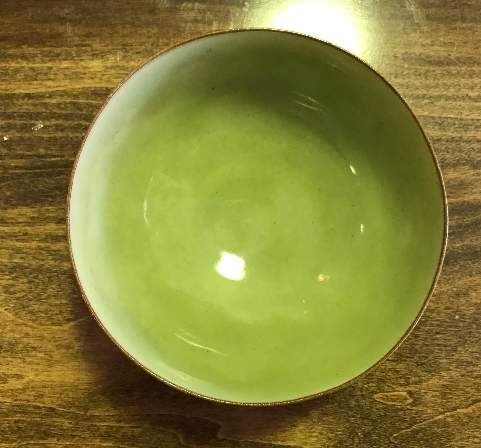 Otto & Gertrud Natzler Signed Lime Green Glazed Mid-Century Modern Footed Bowl In Good Condition In Studio City, CA