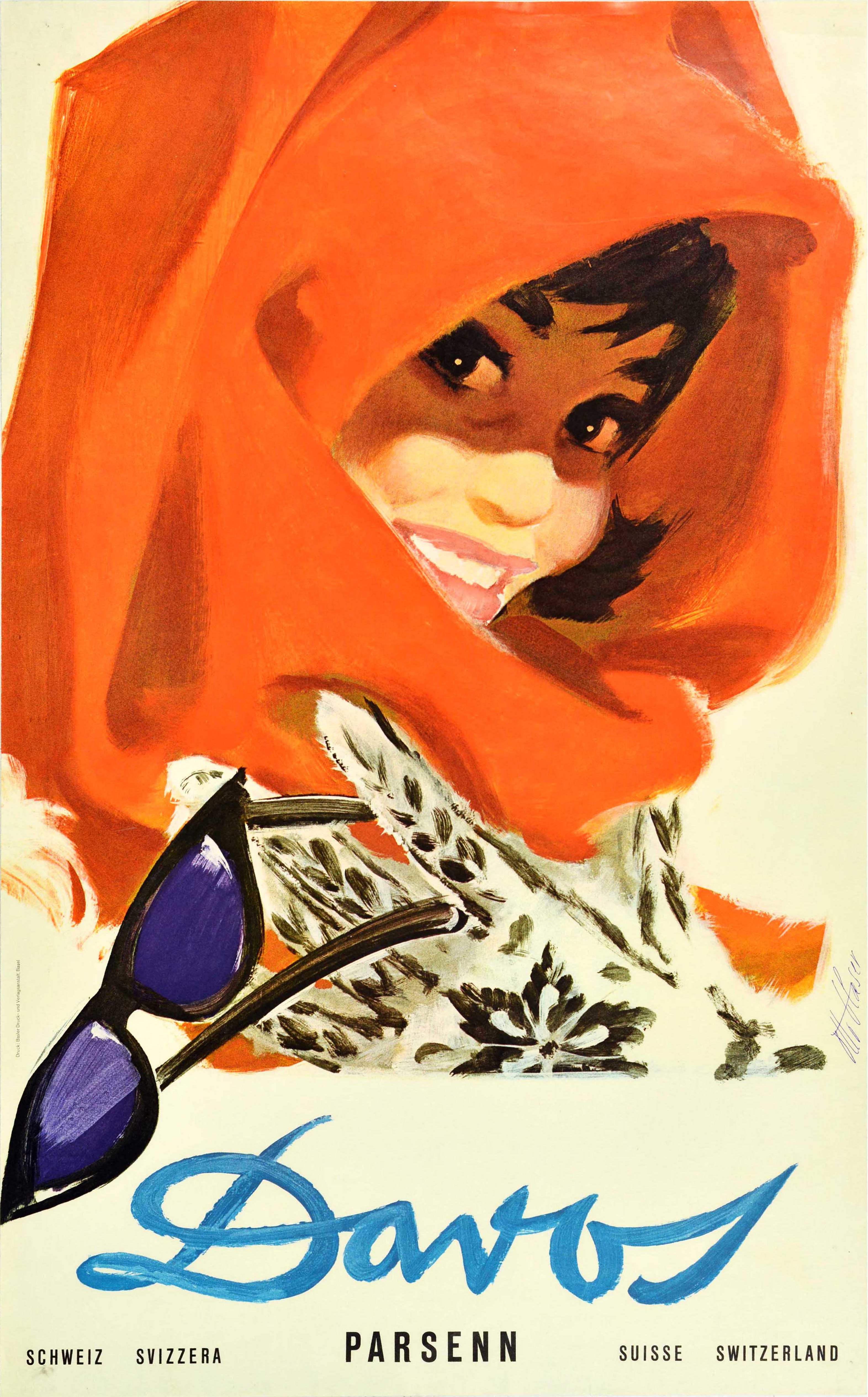 Original Reiseplakat für den beliebten Skiort Davos Parsenn in der Schweiz Schweiz Svizzera Suisse. Großartiges Kunstwerk des Schweizer Künstlers Otto Glaser (1915-1991), das eine Dame zeigt, die einen roten Schal über dem Kopf trägt und ein