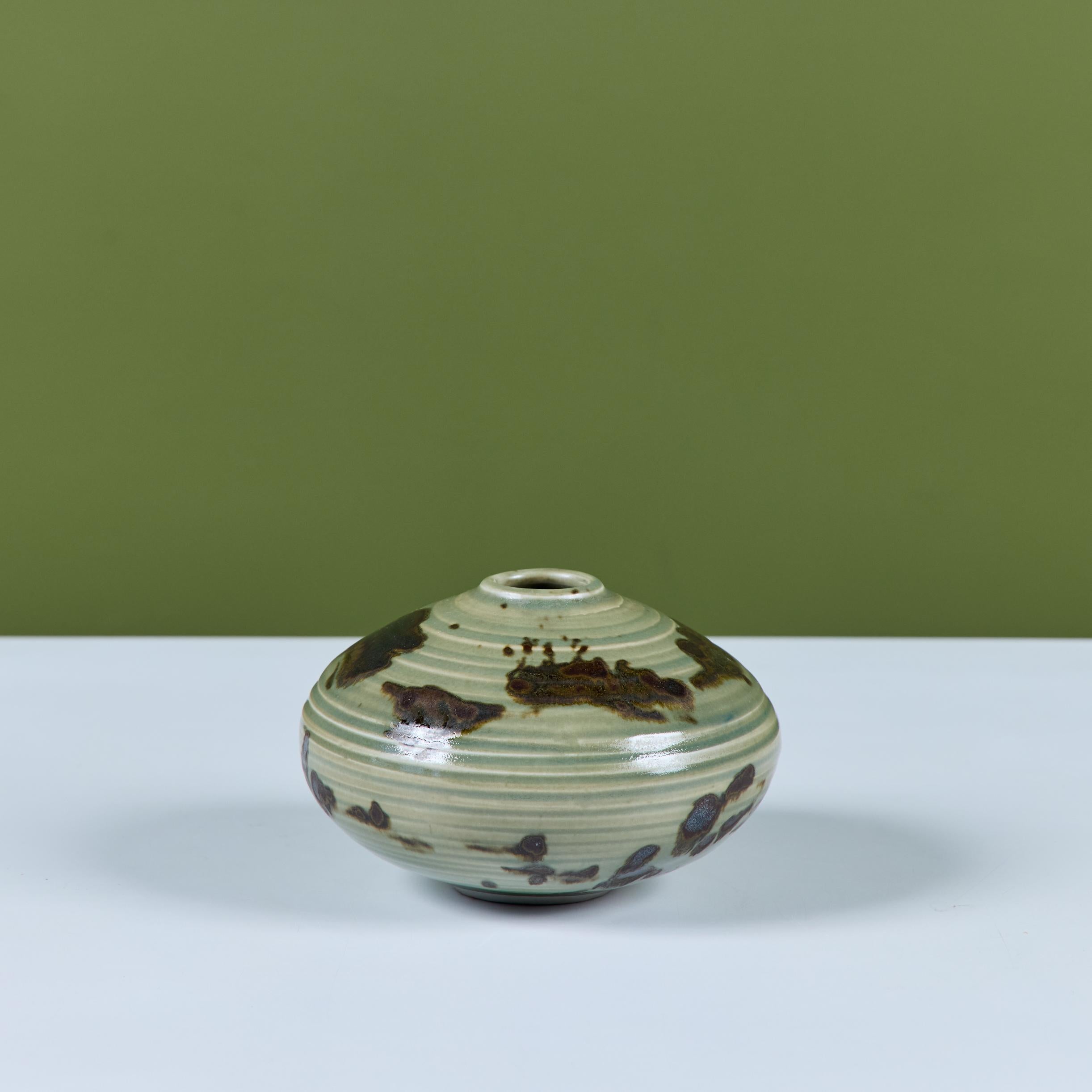 Vaso a bocciolo in ceramica smaltata verde Otto Heino In condizioni buone in vendita a Los Angeles, CA