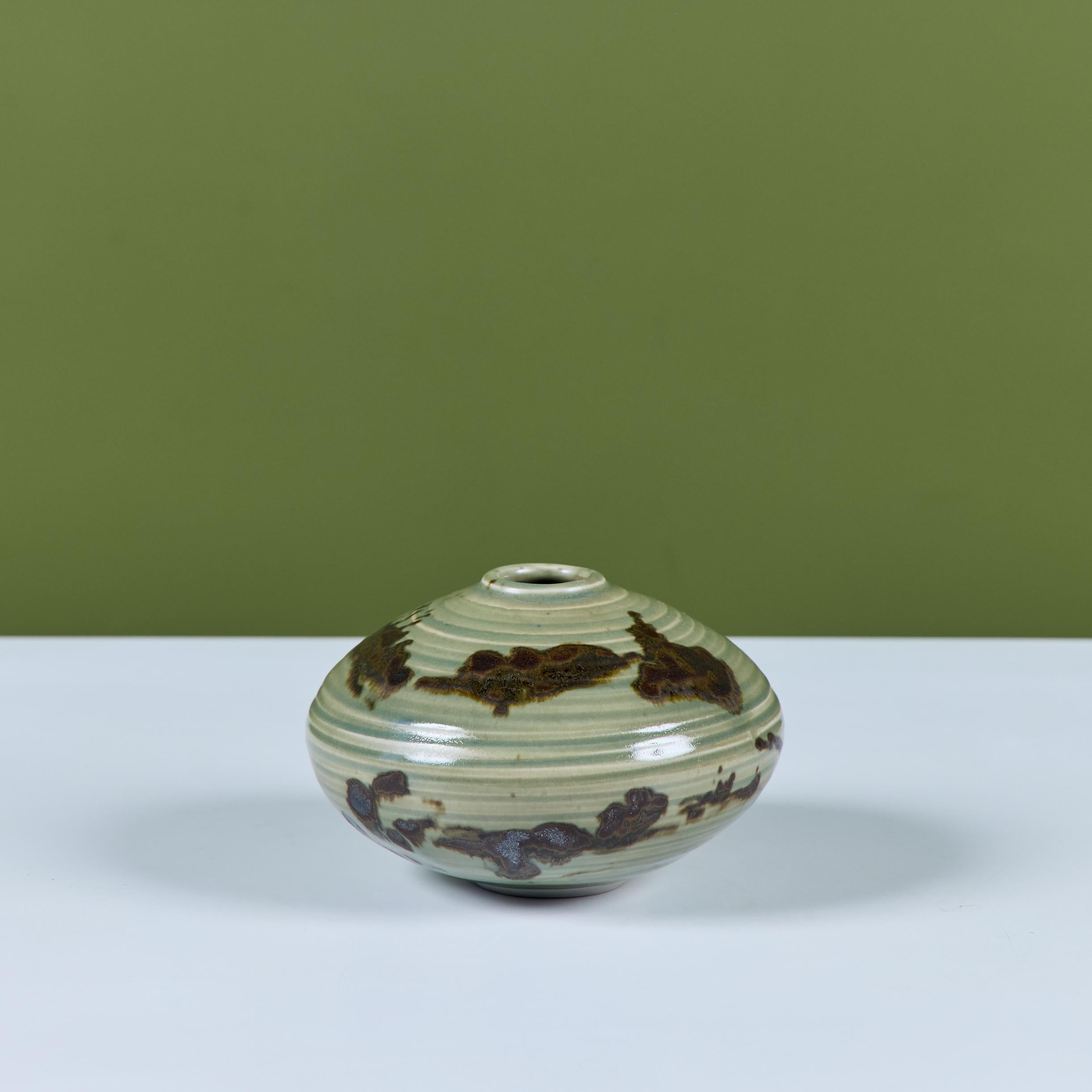 XX secolo Vaso a bocciolo in ceramica smaltata verde Otto Heino in vendita