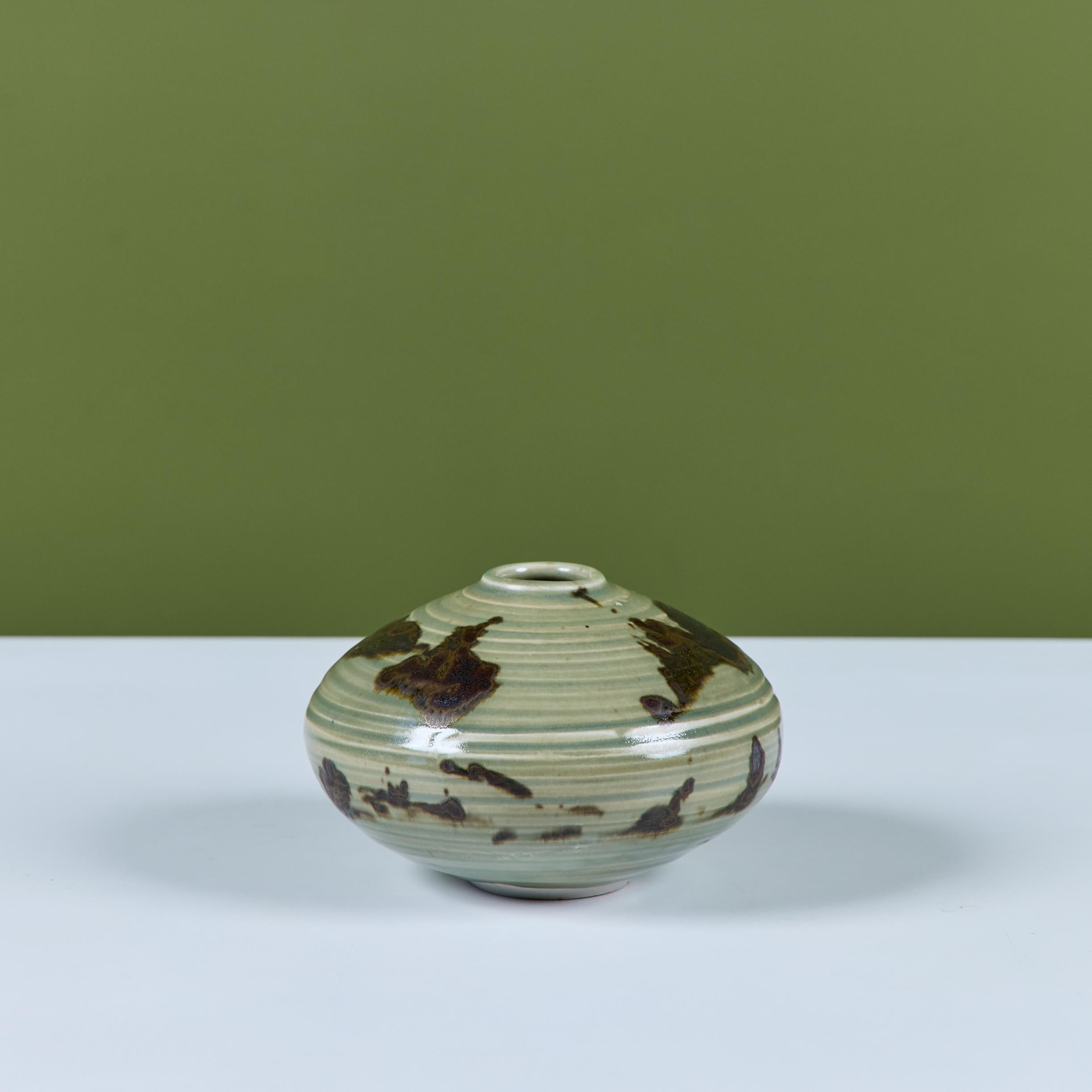 Grès porcellanato Vaso a bocciolo in ceramica smaltata verde Otto Heino in vendita