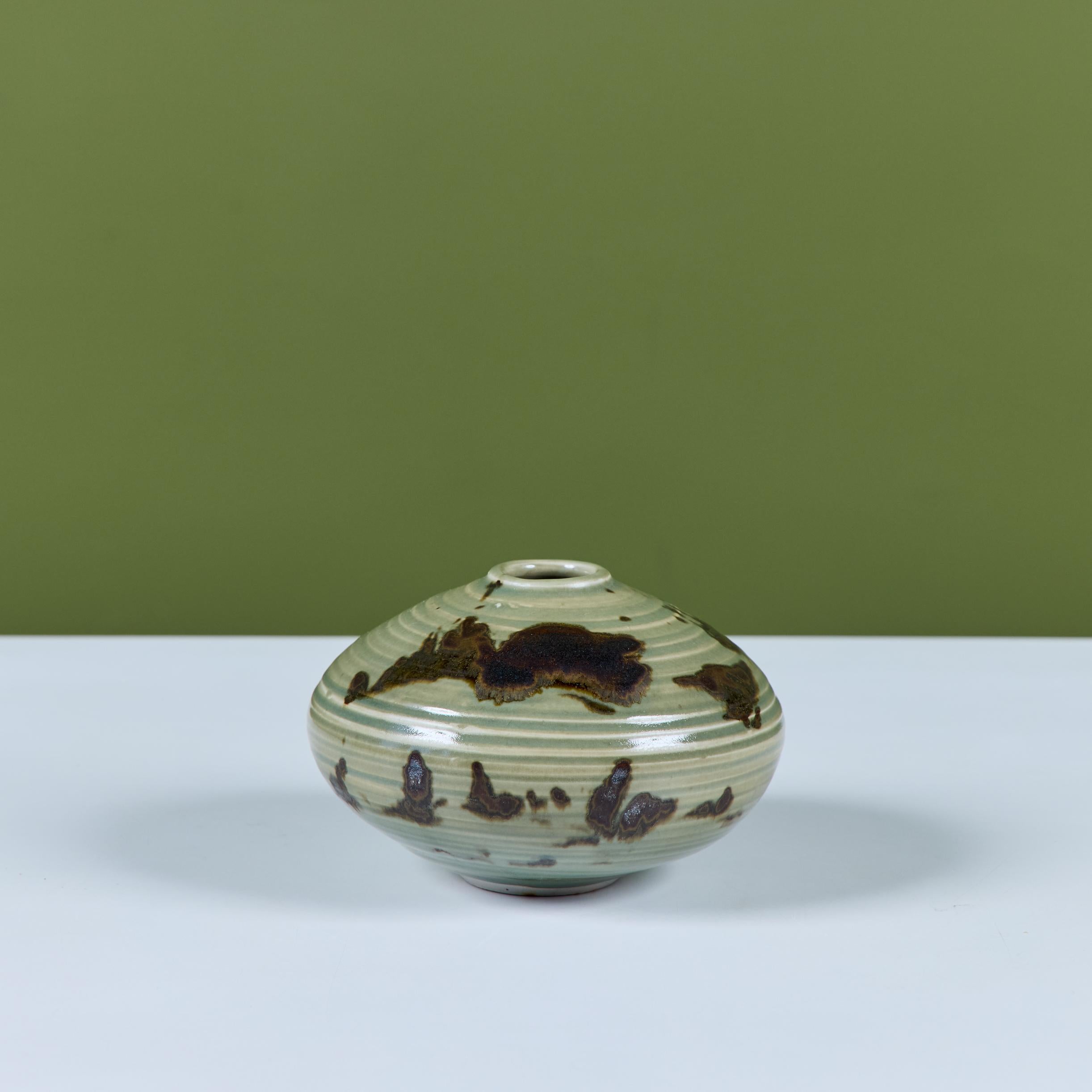 Vaso a bocciolo in ceramica smaltata verde Otto Heino in vendita 1