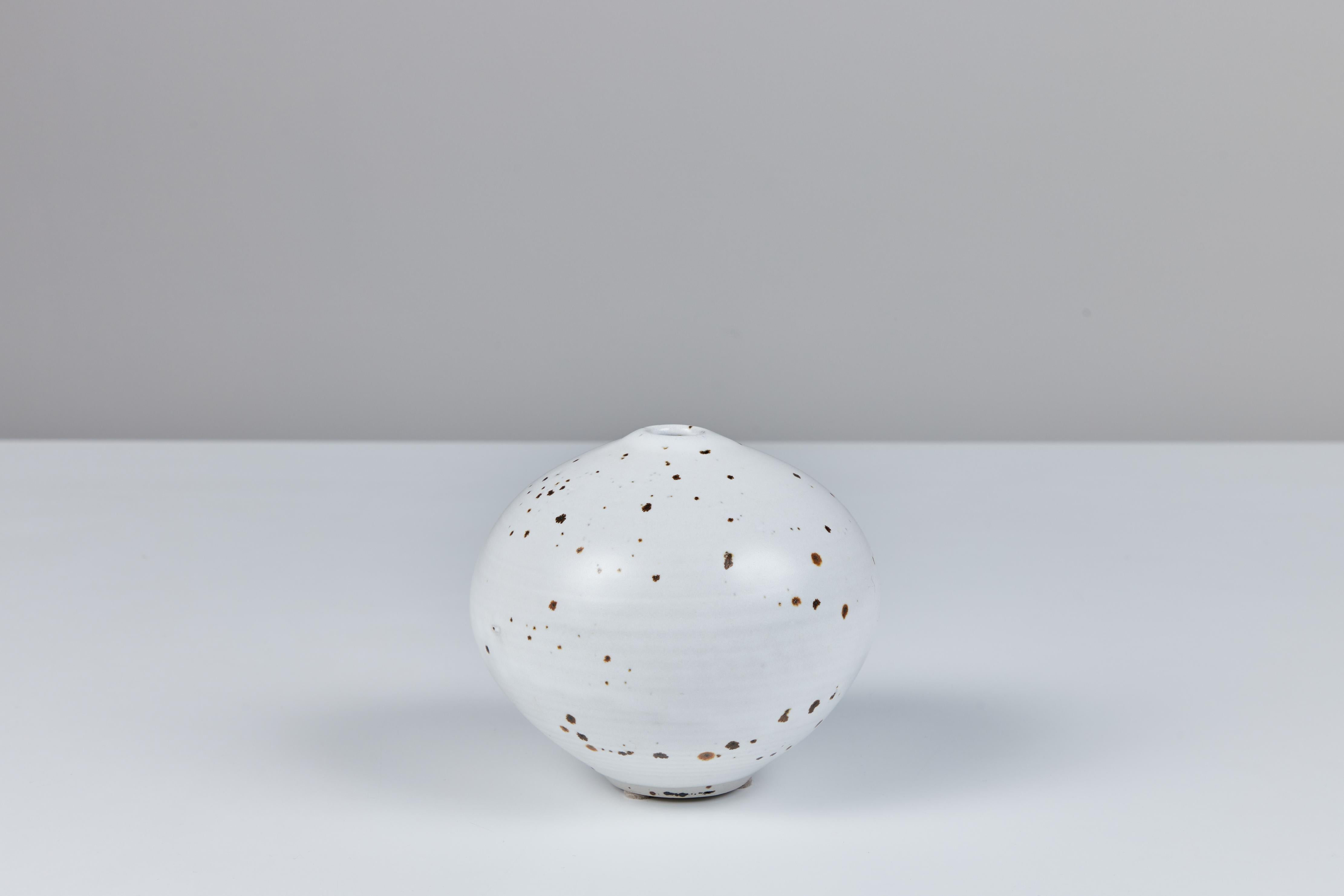 Américain Otto Heino Vase à bourgeons en céramique émaillée Speckle en vente