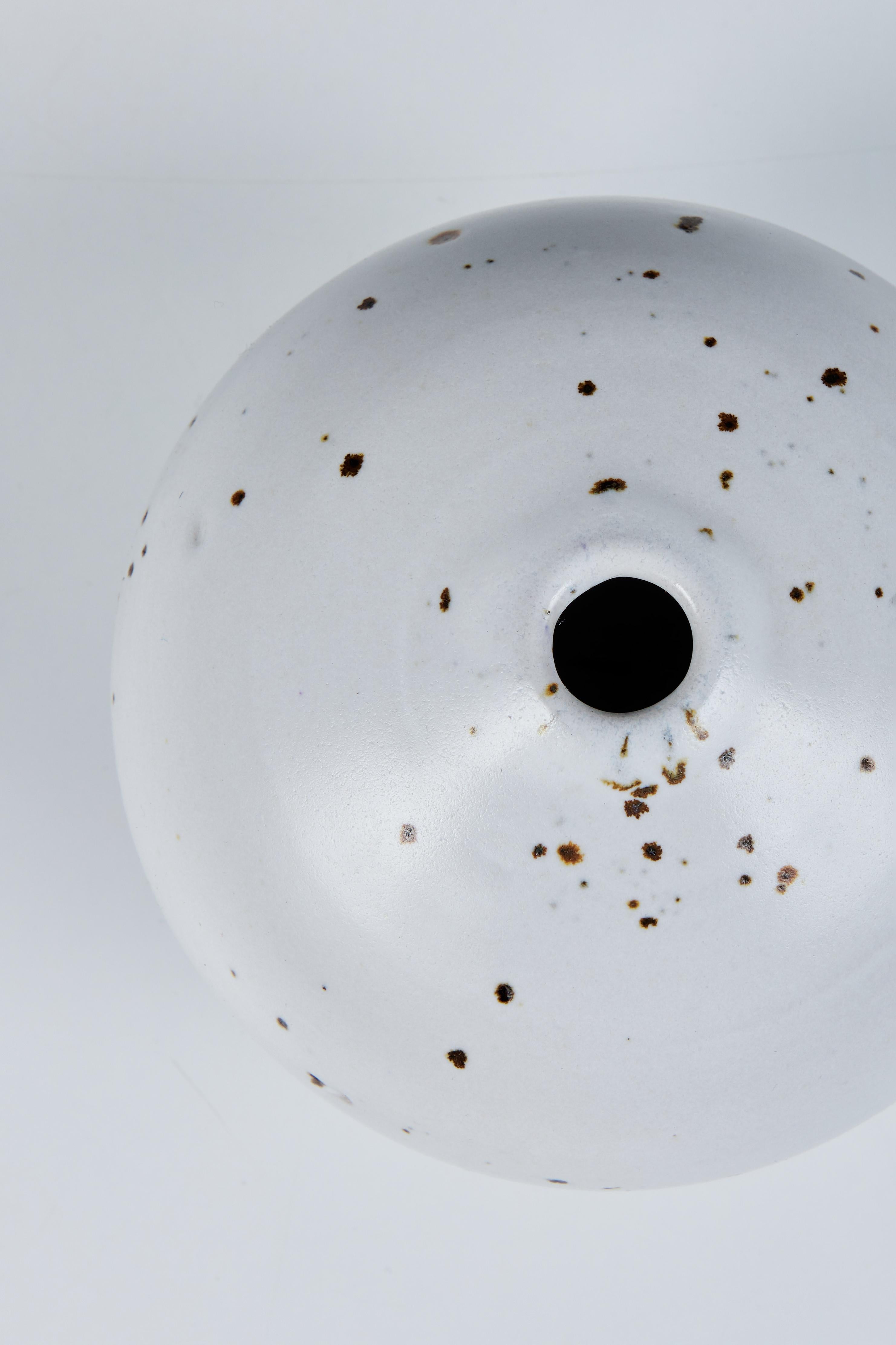 Grès Otto Heino Vase à bourgeons en céramique émaillée Speckle en vente