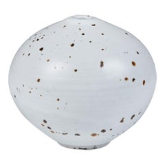 Otto Heino Knospenvase aus glasierter Keramik mit Sprenkeln