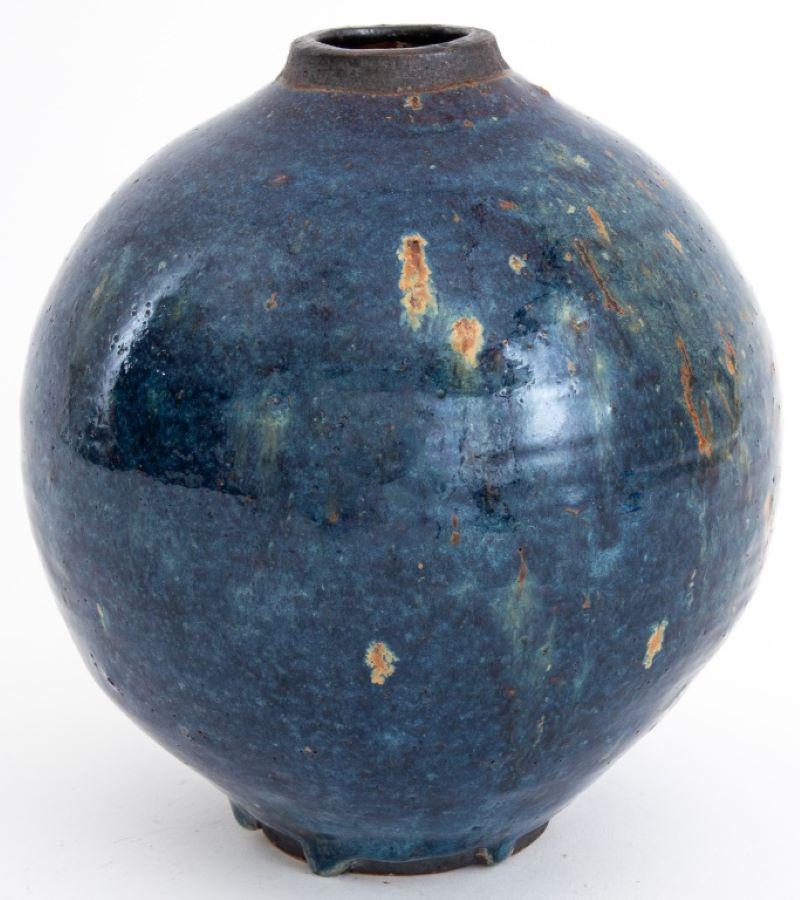 Otto Heino (americano, 1915-2009), Vaso ovoidale in gres con smalto blu cobalto, firmato sul lato inferiore. 7,75