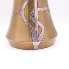 OTTO HEINTZ Jarrón acanalado Art & Craft 1890 Latón pulido y plata de ley Orquídea