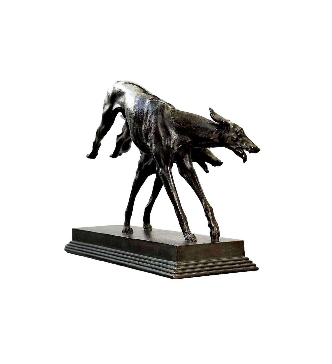 Ein sehr seltener Bronzeguss von Otto Hofner (1863-1939), der Windhunde darstellt. Ein alter Guss mit dunkelbrauner, schattierter Patina. Auf einem gestuften Bronzesockel. Signiert Otto Hofner. Ein Abguss der Erdgiesserei A.G. Österreich
