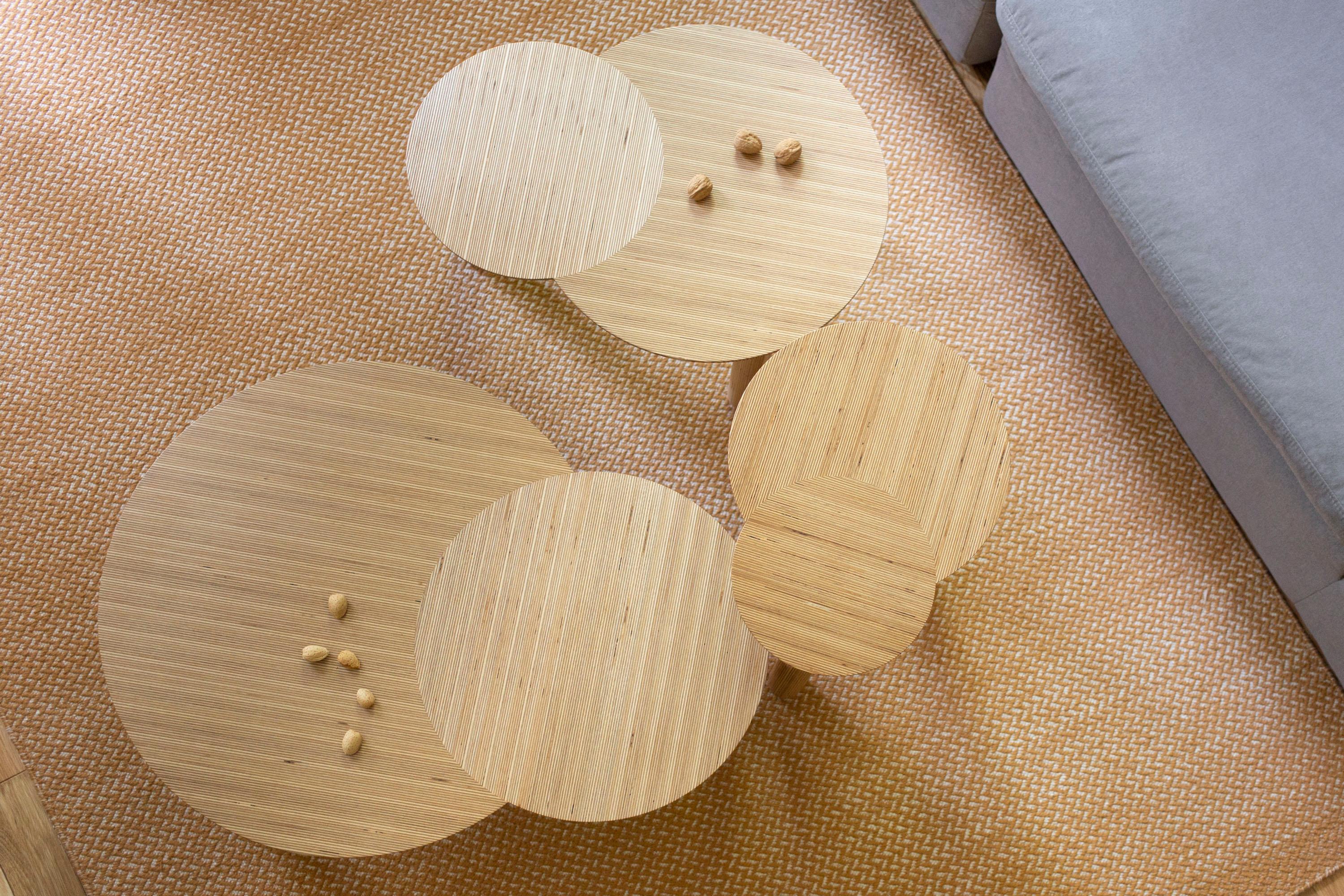 Der OTTO Low Table - Teil der ersten Produktkollektion von Solmistudio - wird mit großer Sorgfalt aus  Birkenholz, geformt zum charakteristischen Otto*, mit einer glatten Wasserfallkante und stabilen gedrechselten Beinen. Das unverwechselbare