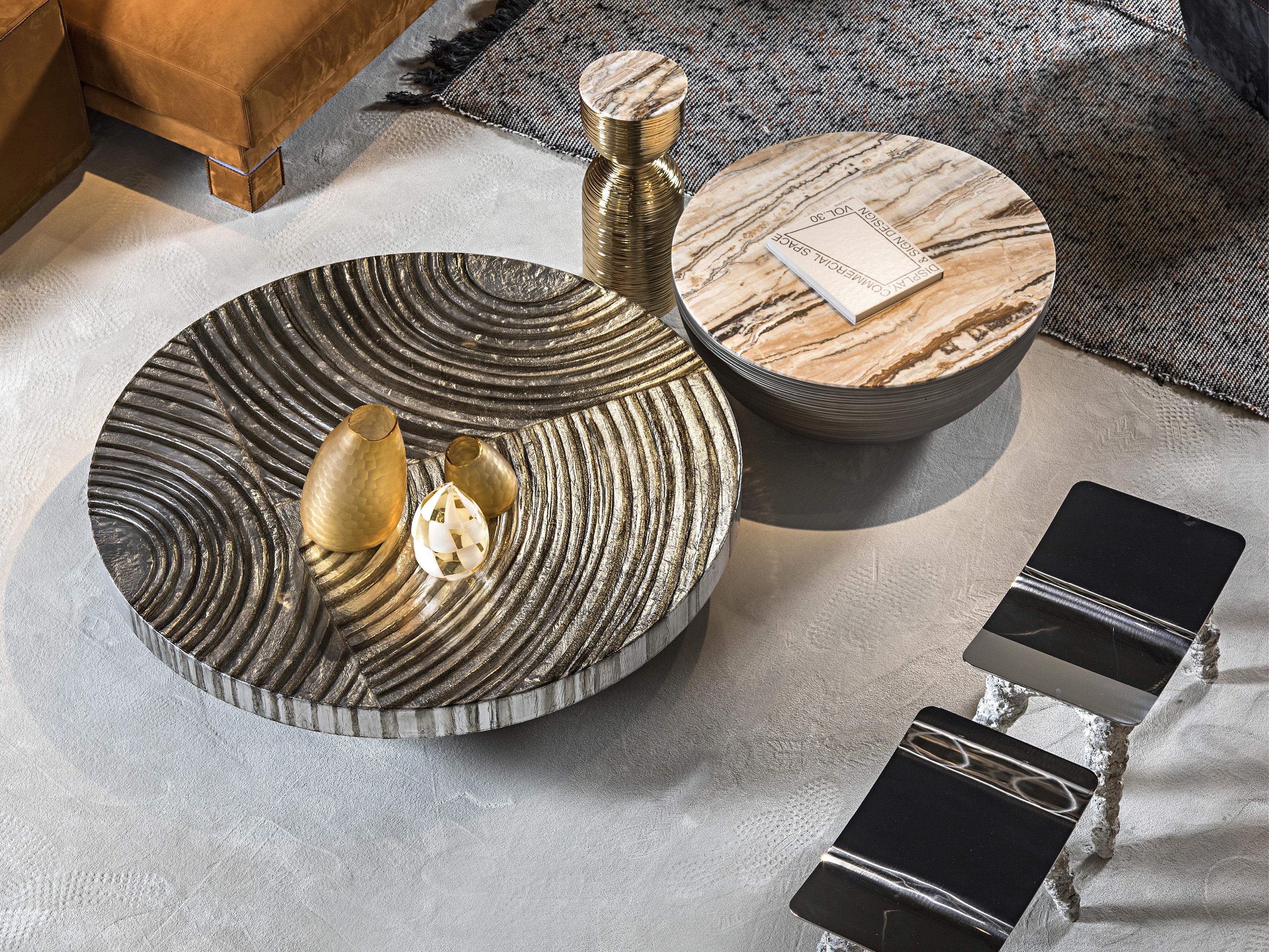 La table d'appoint Otto se caractérise par une base en métal composée de deux demi-sphères à la surface gravée mate qui supporte un plateau en marbre précieux. 

À PROPOS DE HESSENTIA
HESSENTIA est la marque contemporaine de Cornelio Cappellini, une
