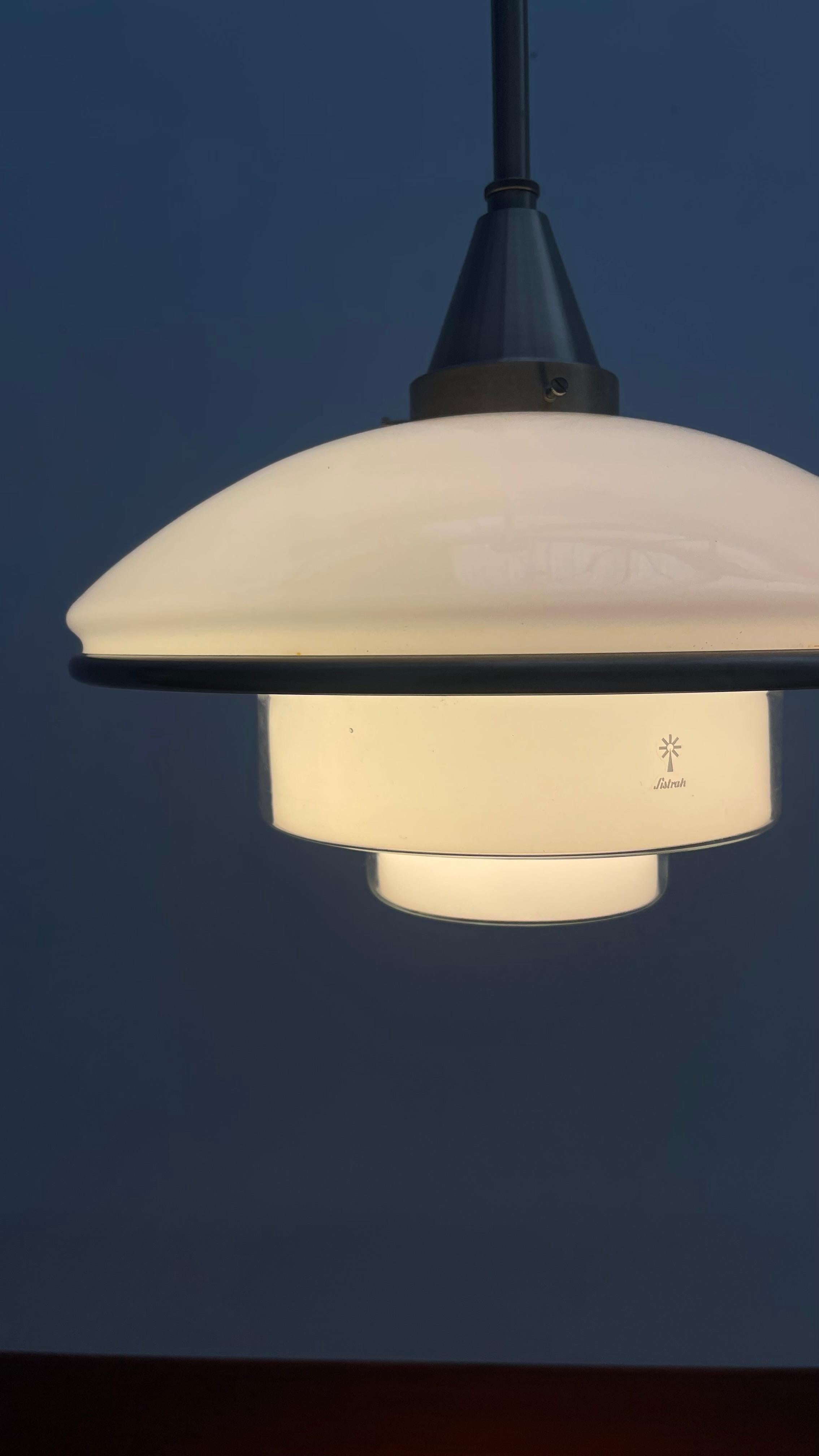 Lampada Art Déco disegnata da Otto Müller per Sistrah. 

Il vetro opalino e le parti in acciaio inossidabile sono in ottime condizioni.

La luce che emette è molto diffusa e calda. 

Non esitare a contattarci per qualsiasi altra informazione. Saremo