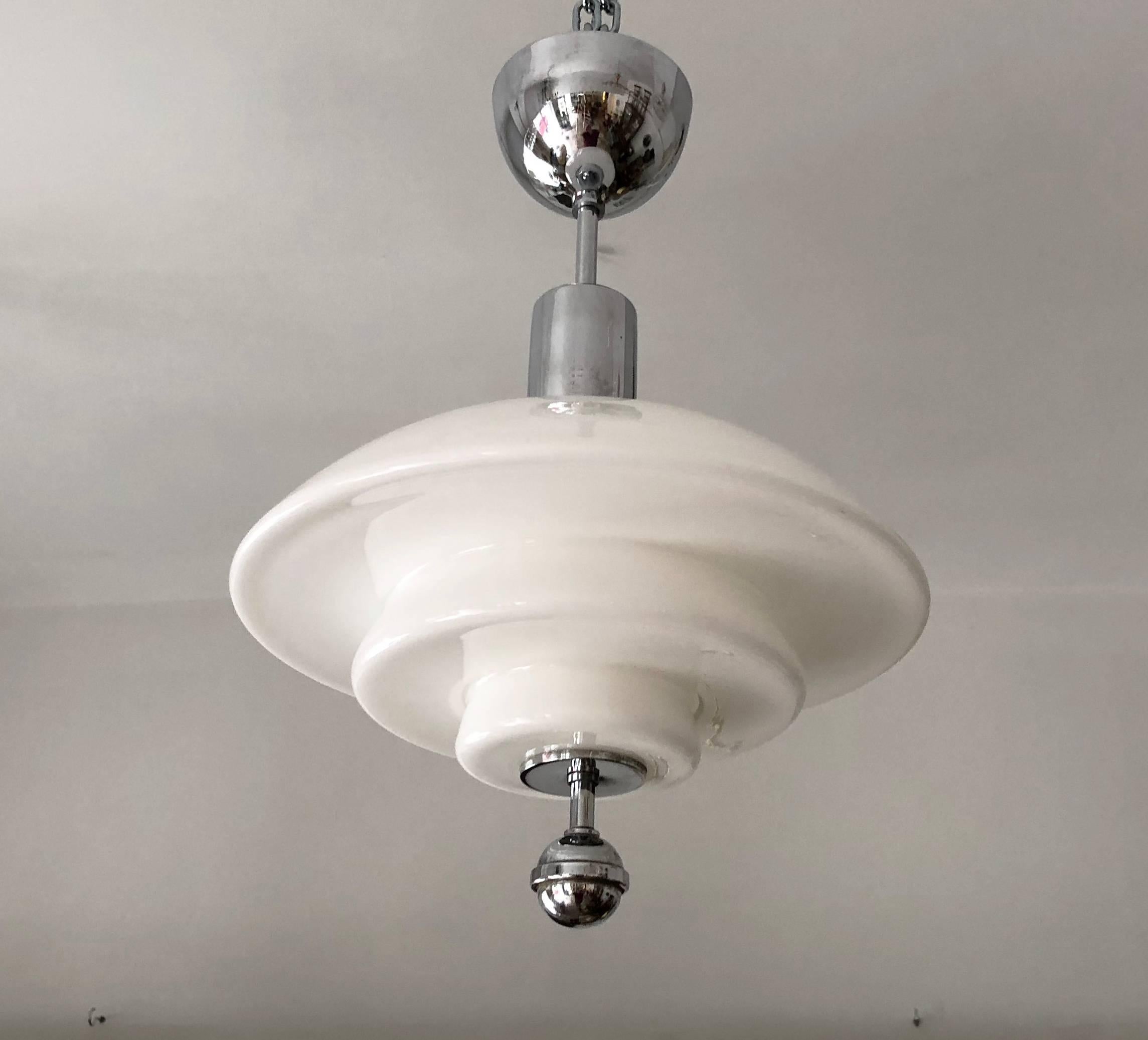 Otto Muller-Stil Bauhaus Opalglas-Hängelampe (Messing)