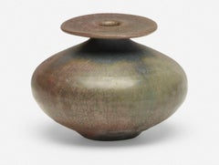 Otto Natzler y Gertrud Natzler Rare Form, Botella redonda con reborde, 1974