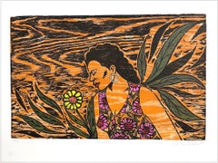 FLOWERS Signiertes tropisches, geblümtes Holzschnitt-Kleid einer jungen Frau mit Creolen und Ohrring, Holzmaserung