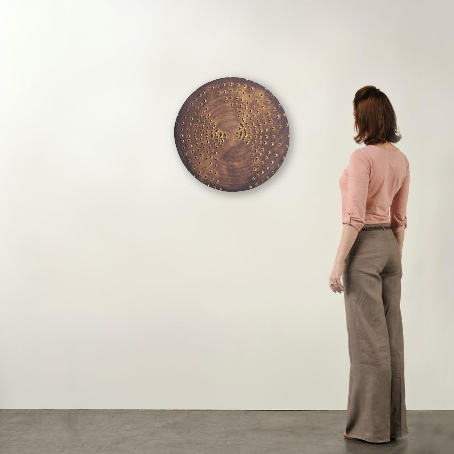 Otto Piene, Rastersonne
Contemporain, 21e siècle, Vernis d'or, Édition limitée
Vernis d'or sur argile
Edition de 99 pièces, chaque pièce est unique
47 x 47 x 2 cm (18.5 x 18.5 x 0.8 in)
Estampillé et numéroté, accompagné d'un certificat