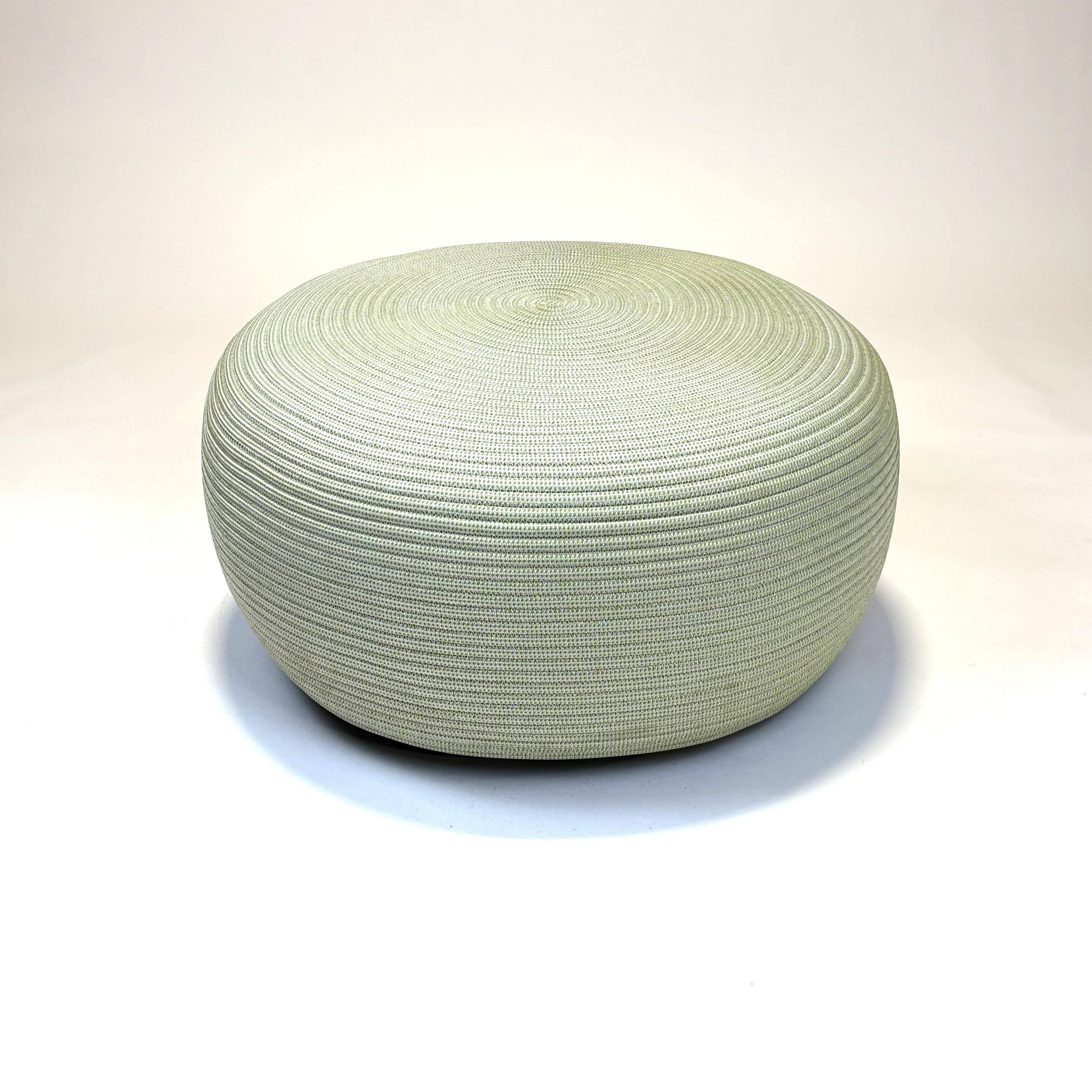 Pouf Otto conçu par Paola Lenti CRS pour Paola Lenti
2021
Rembourré avec des microsphères de polypropylène avec une couverture fixe en polyester.
Rembourré en Corda signature conçu par Paola Lenti, couleur Mandorla - Giada.