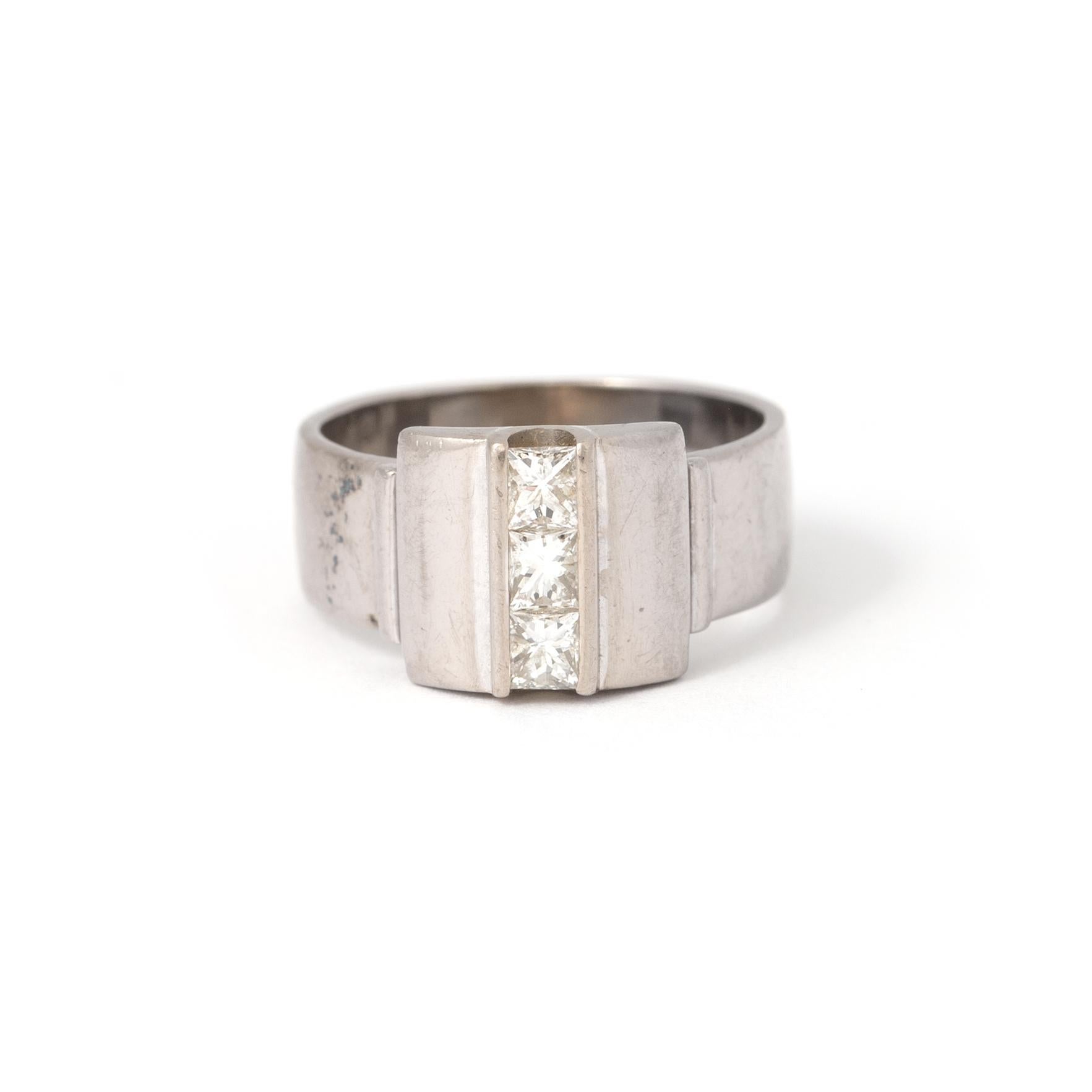 Otto Poulsen. 
18K white gold ring set with three princess cut diamonds. 
Signed Poulsen. 
Dimensions of the central motif: 8.97 x 9.78 x 3.97 mm. 
Size: 47.5. 
Gross weight: 7.83 grams.