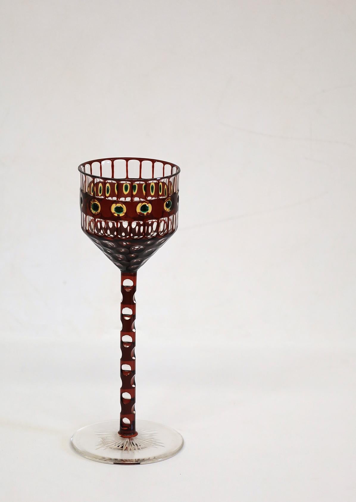 Extraordinaire verre à boire de collection en parfait état attribué à Otto Prutscher.
Fabriqué en 1906 par Meyr's Neffe à Vienne en Autriche.
Ce design fait aujourd'hui partie de la collection permanente de la  Musée des arts appliqués en Autriche
