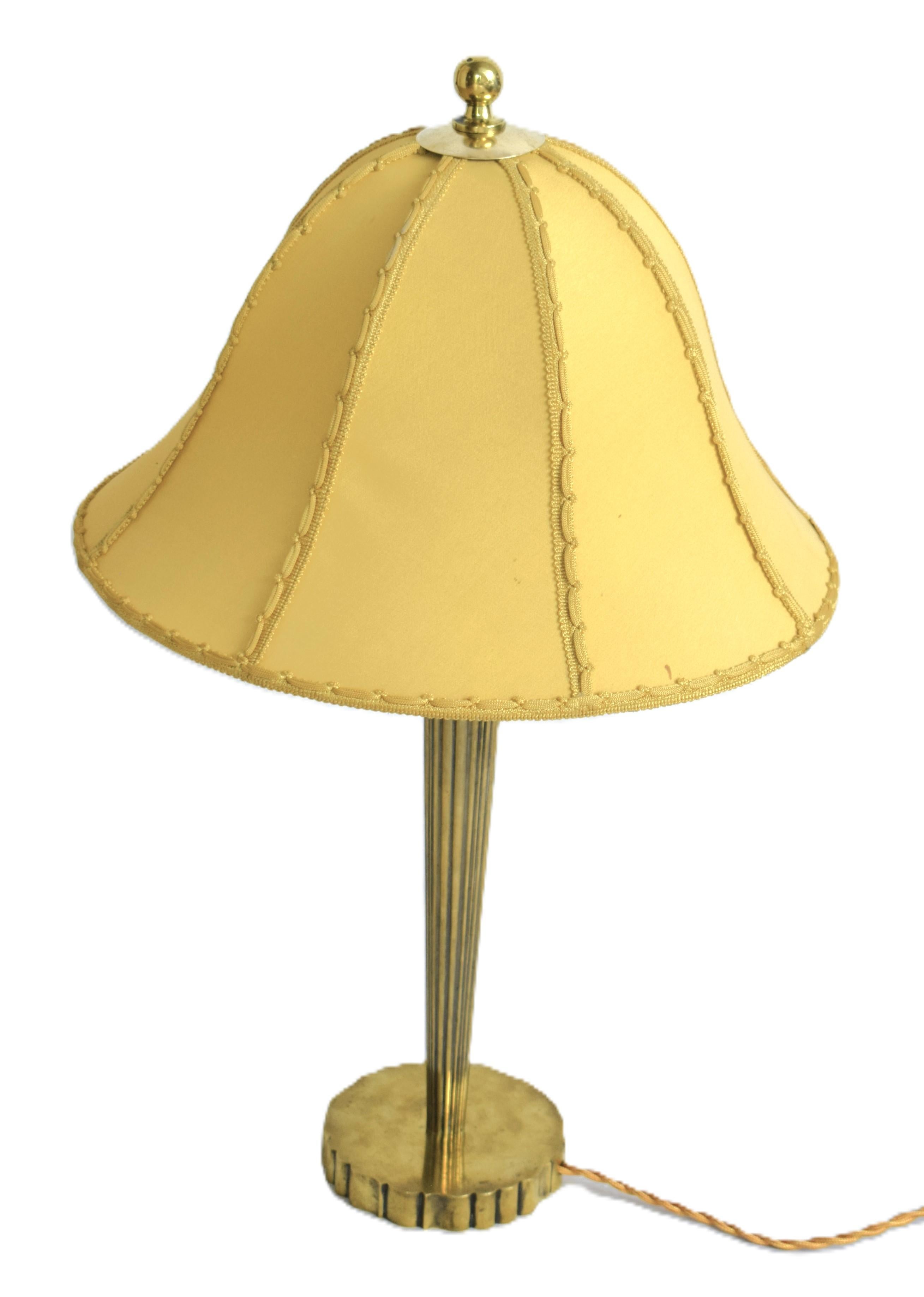 Otto Prutscher diseñó esta lámpara para la Exposición Internacional de Artes Decorativas e Industriales Modernas de París de 1925.

Fue fabricado por la fundición de bronce vienesa Melzer & Neuhardt.

Fundición de bronce macizo; pantalla de seda.